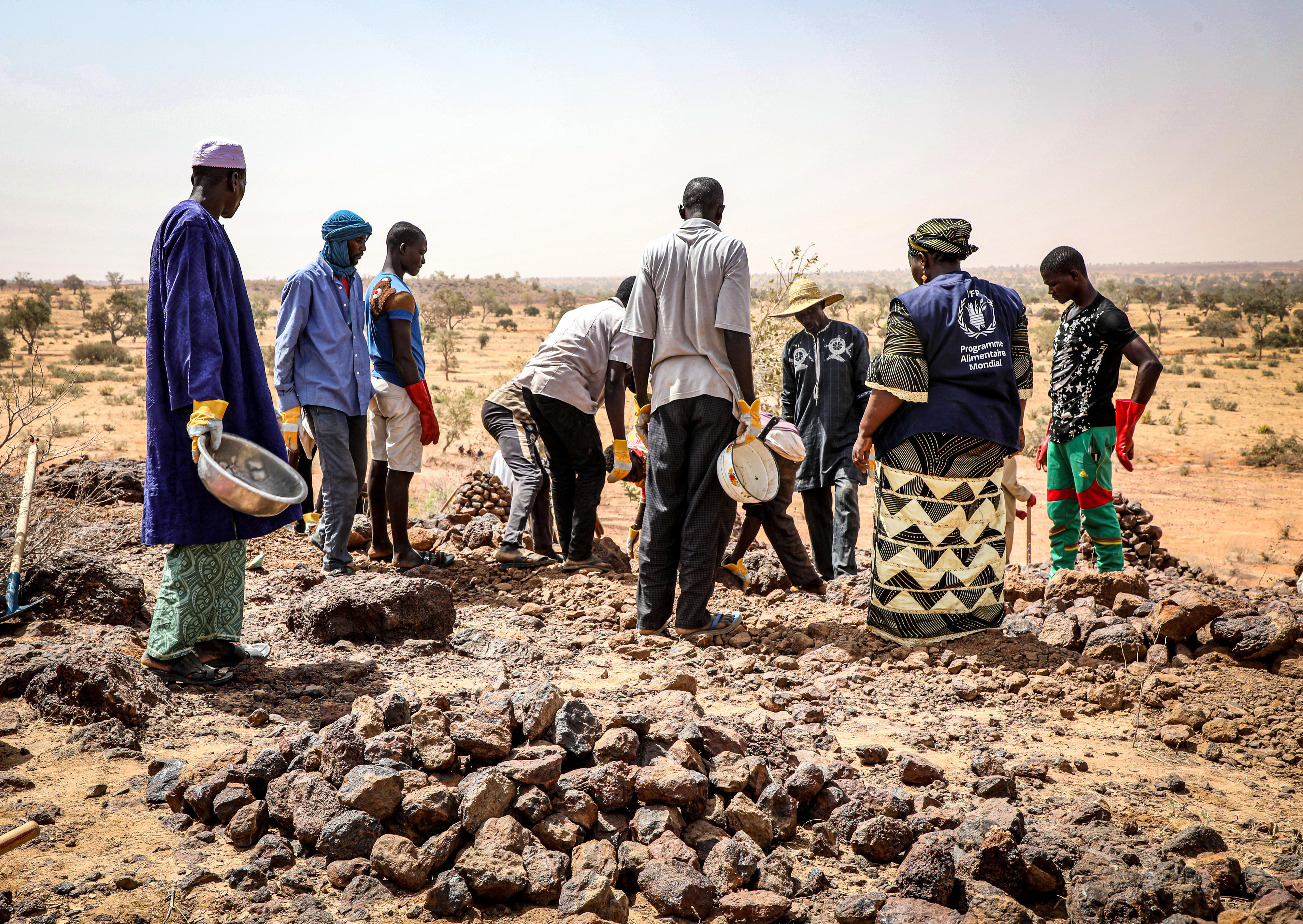Bau von Dämmen und Steinbarrieren zur Anpassung der Landwirtschaft an die klimatischen Bedingungen Nigers
