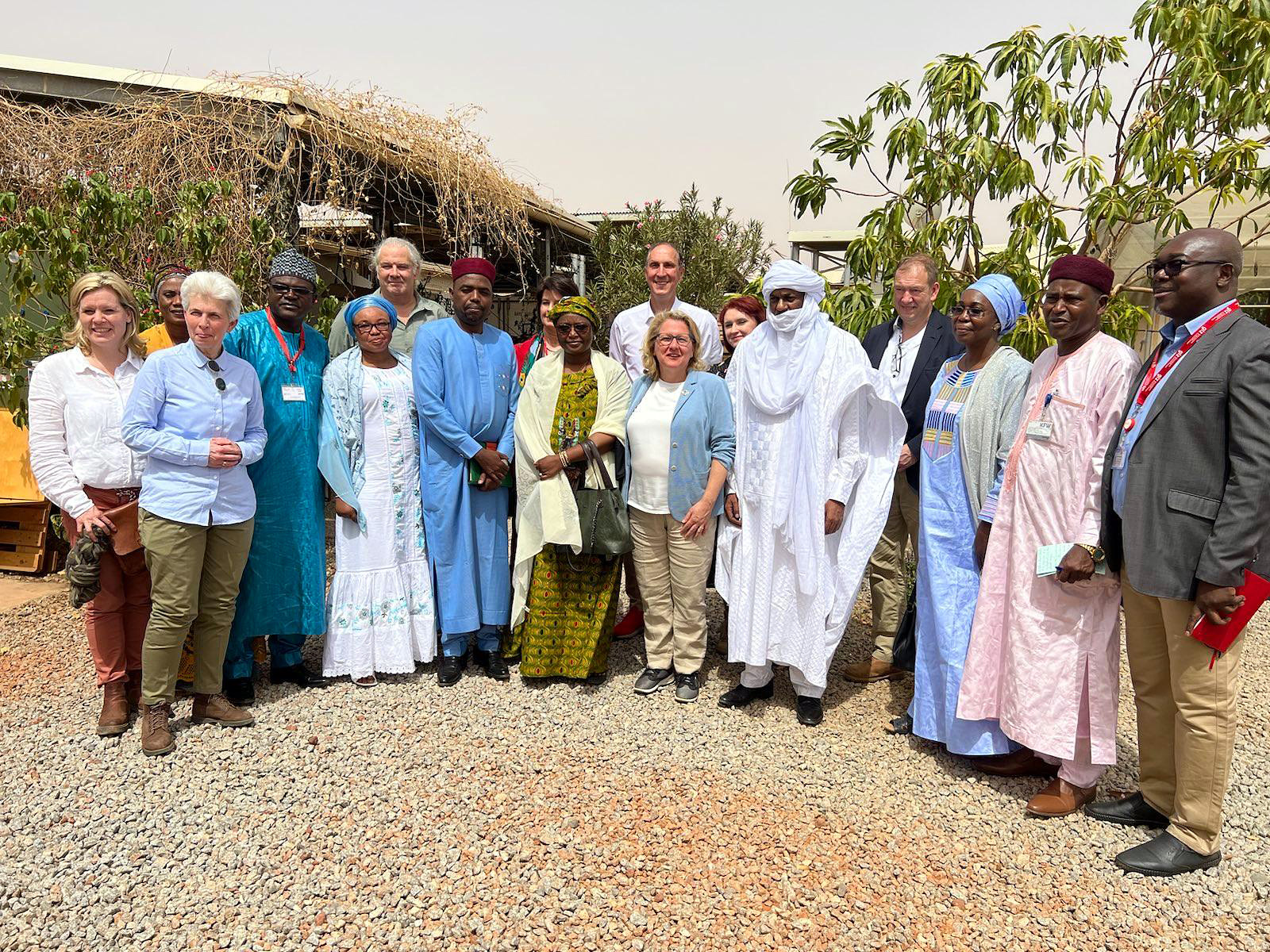 Gruppenaufnahme beim Treffen der deutschen Delegation mit Präsidenten der Regionalräte und Bürgermeisterinnen und Bürgermeistern aus Niger