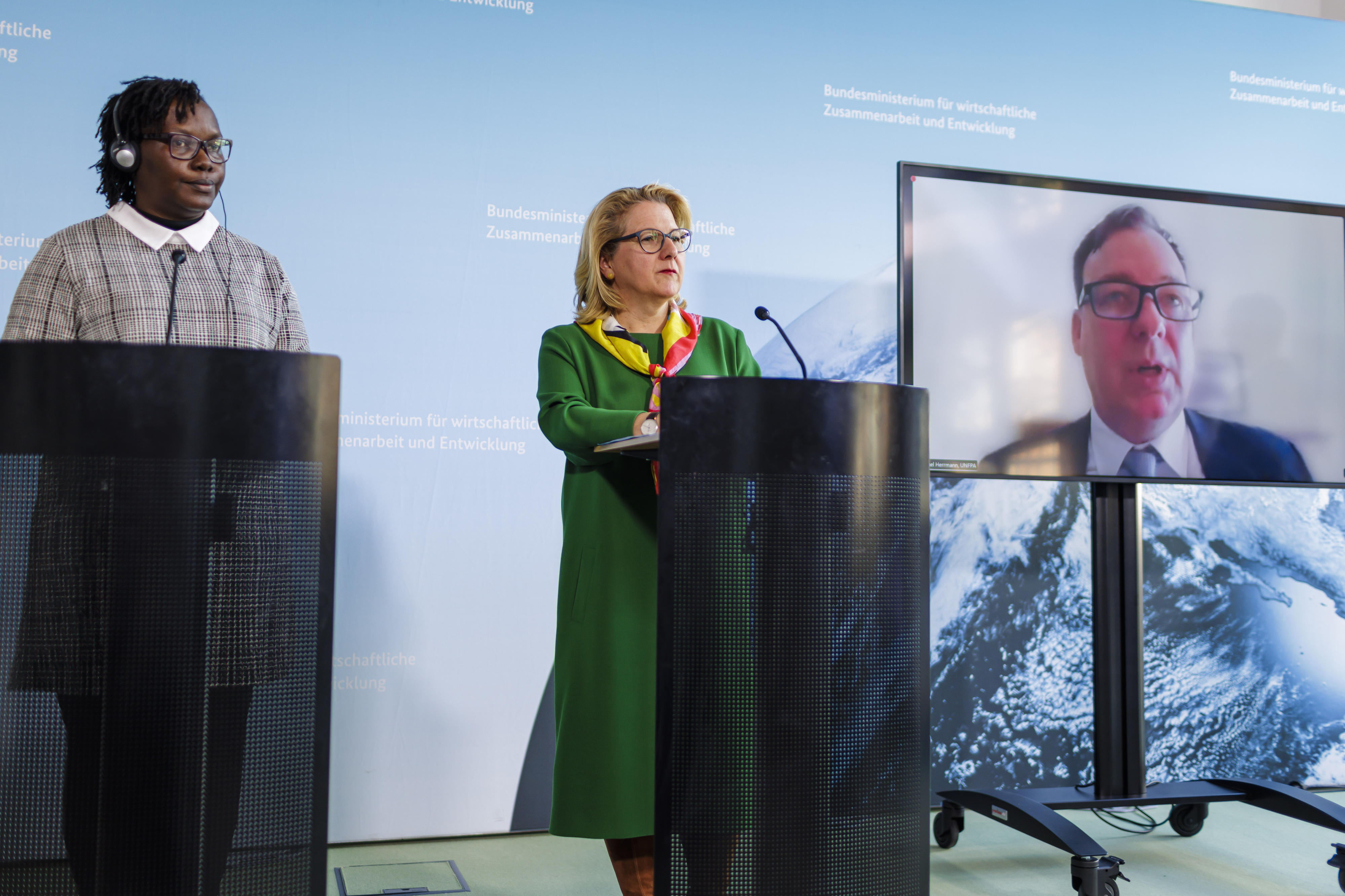 Monica Basemera von der Deutschen Stiftung Weltbevölkerung/TeamUp Uganda, Bundesentwicklungsministerin Svenja Schulze und Michael Hermann vom Bevölkerungsfonds der Vereinten Nationen (UNFPA) während der Pressekonferenz zur Vorstellung der deutschen Kurzfassung des Weltbevölkerungsberichts 2023