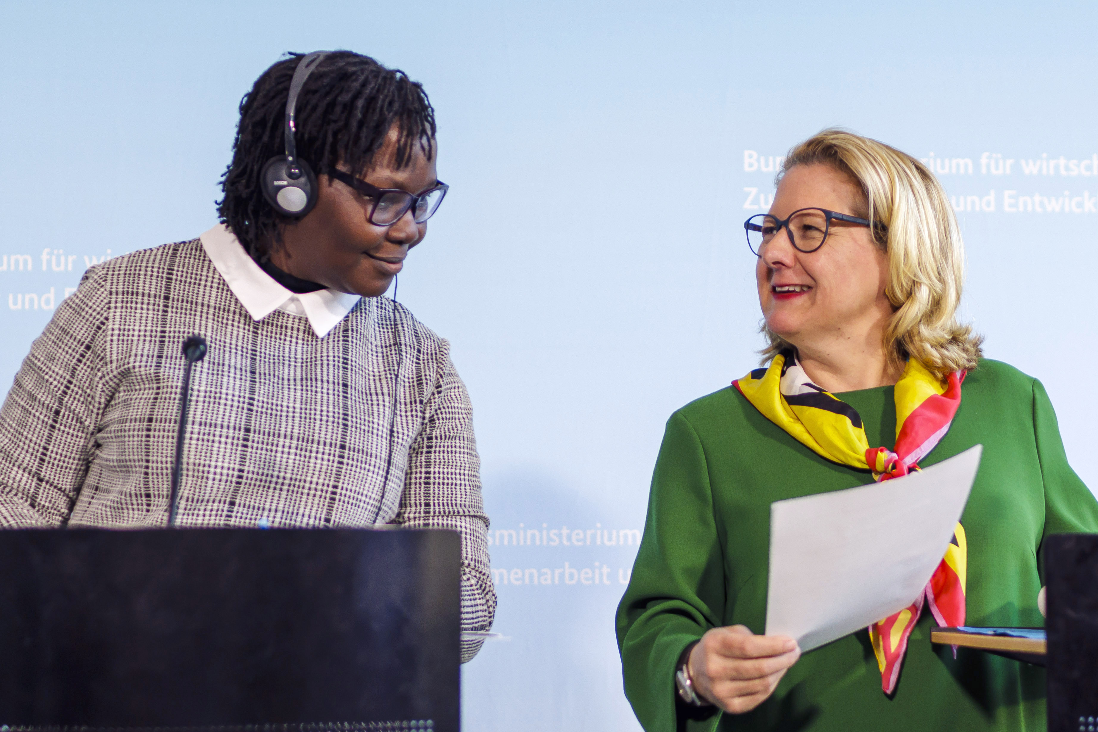 Monica Basemera von der Deutschen Stiftung Weltbevölkerung/TeamUp Uganda und Bundesentwicklungsministerin Svenja Schulze während der Pressekonferenz zur Vorstellung der deutschen Kurzfassung des Weltbevölkerungsberichts 2023