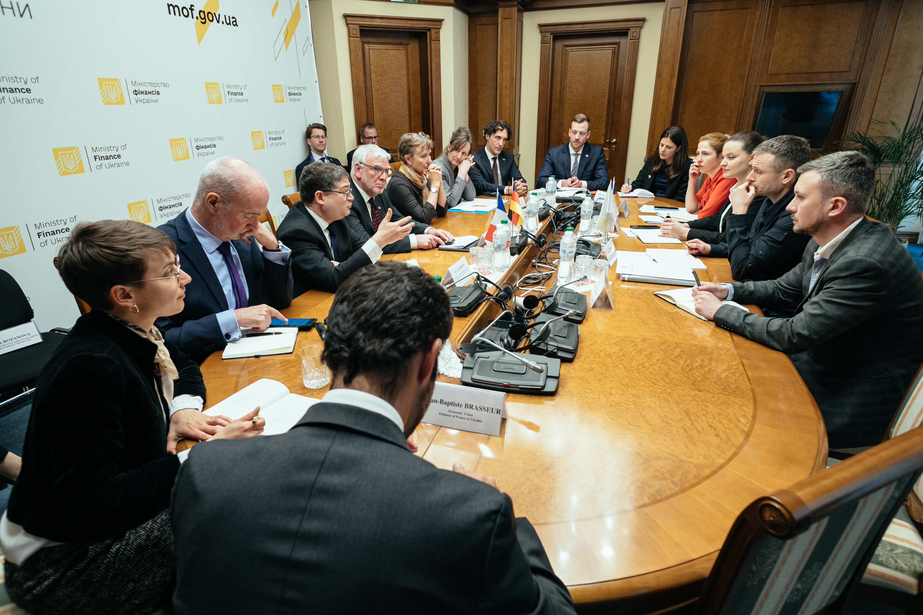 Die deutsche Delegation im Gespräch mit dem ukrainischen Finanzminister Sergii Marchenko