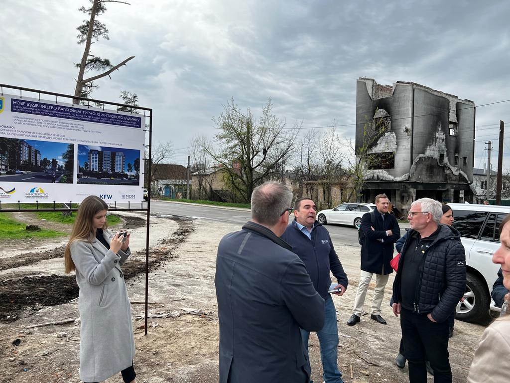 Entwicklungsstaatssekretär Jochen Flasbarth besucht ein Wiederaufbauprojekt der KfW Entwicklungsbank in der Ukraine.