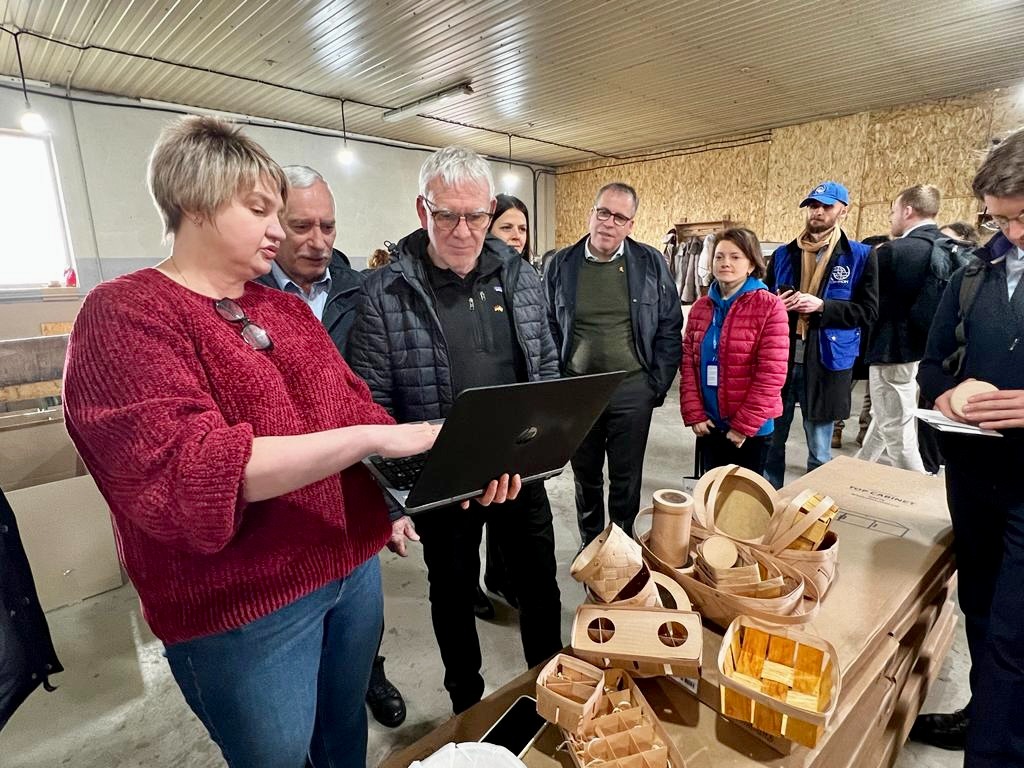 Entwicklungsstaatssekretär Jochen Flasbarth besucht ein Wiederaufbauprojekt in der Ukraine.