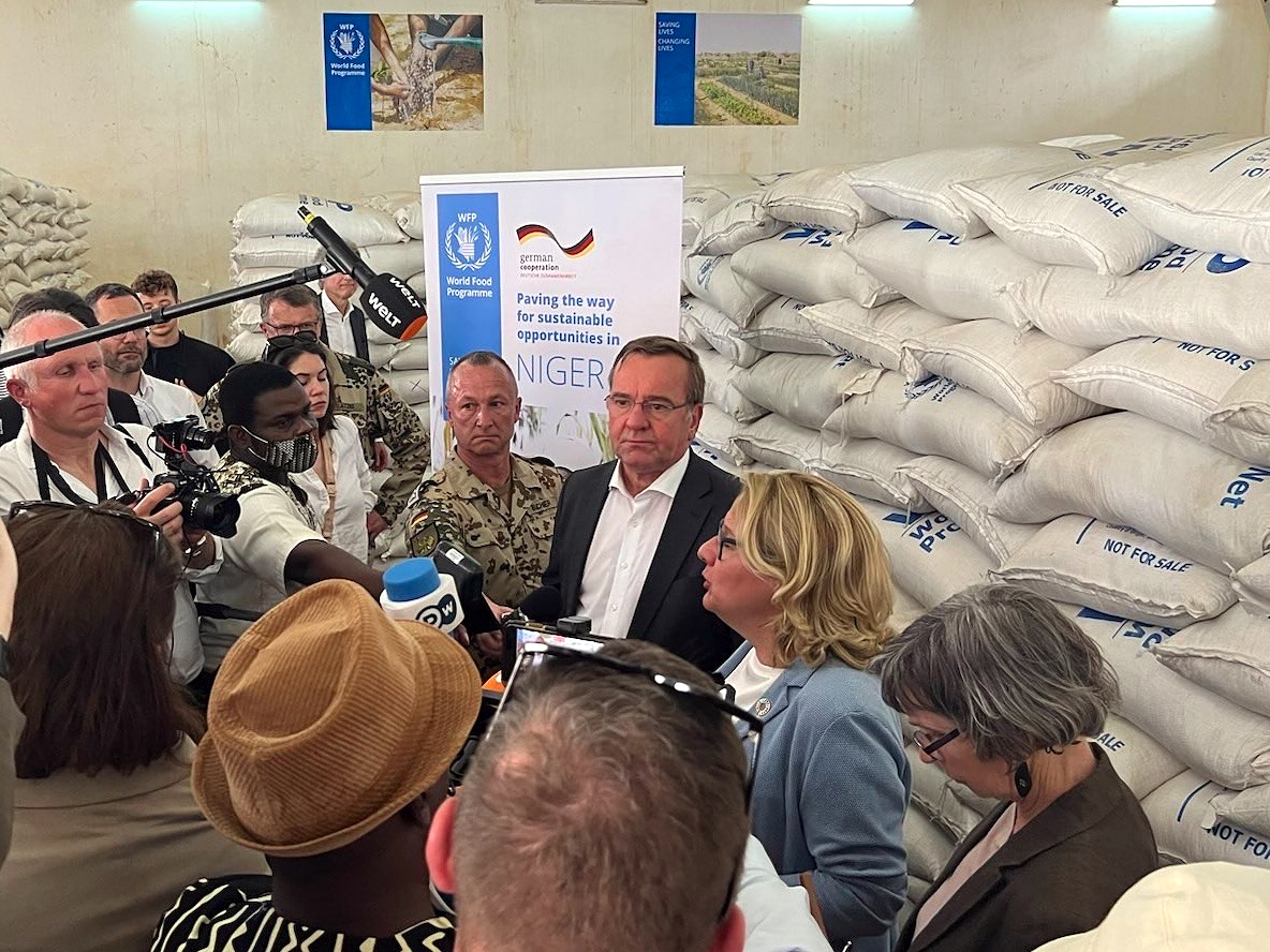 Minister Svenja Schulze and Minister Boris Pistorius visiting a storage facility of the World Food Programme (WFP) in Niamey (Niger). It is used to store food before it is delivered to cooperation partners.