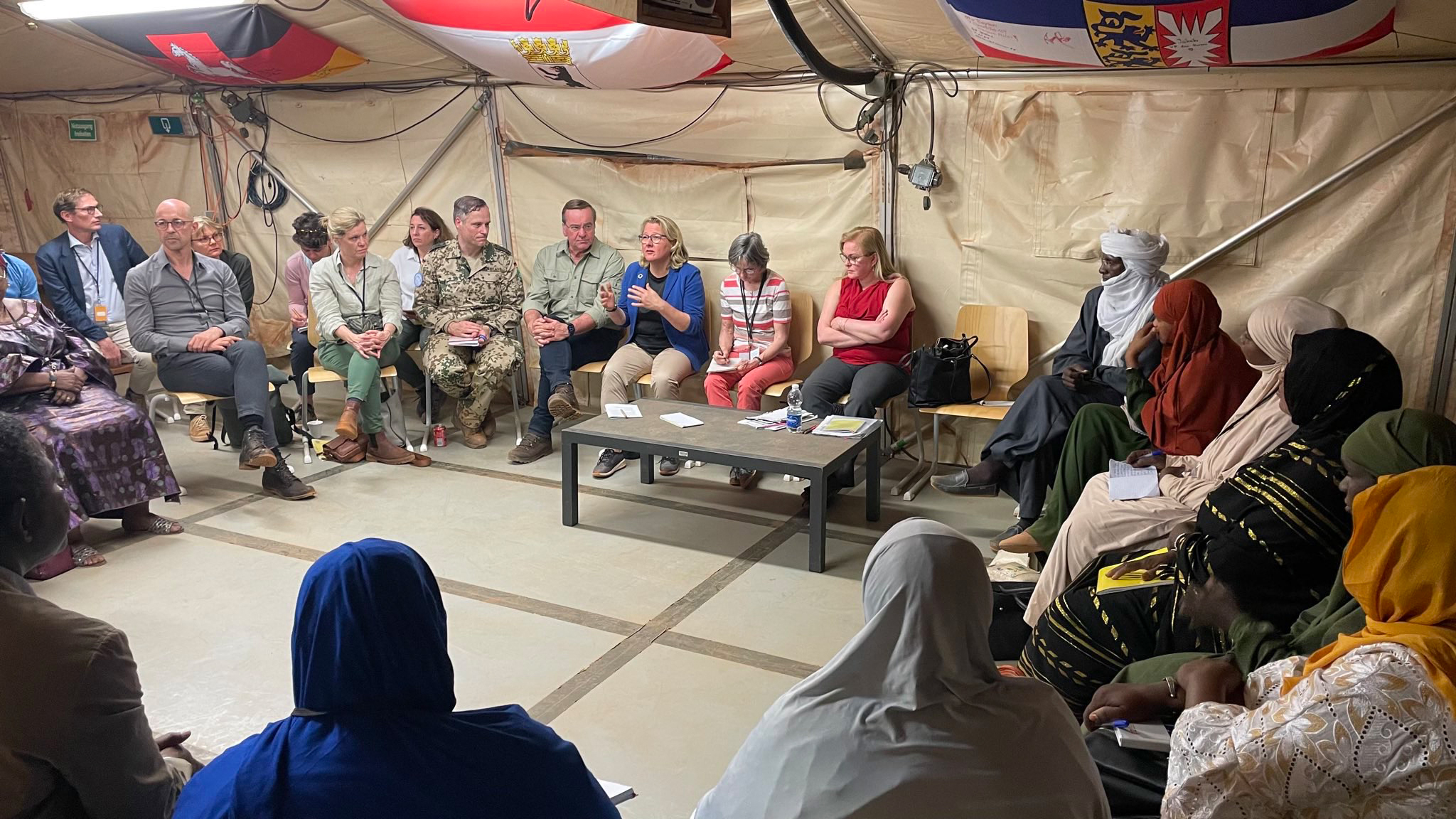 Minister Svenja Schulze discusses with representatives of Malian civil society.