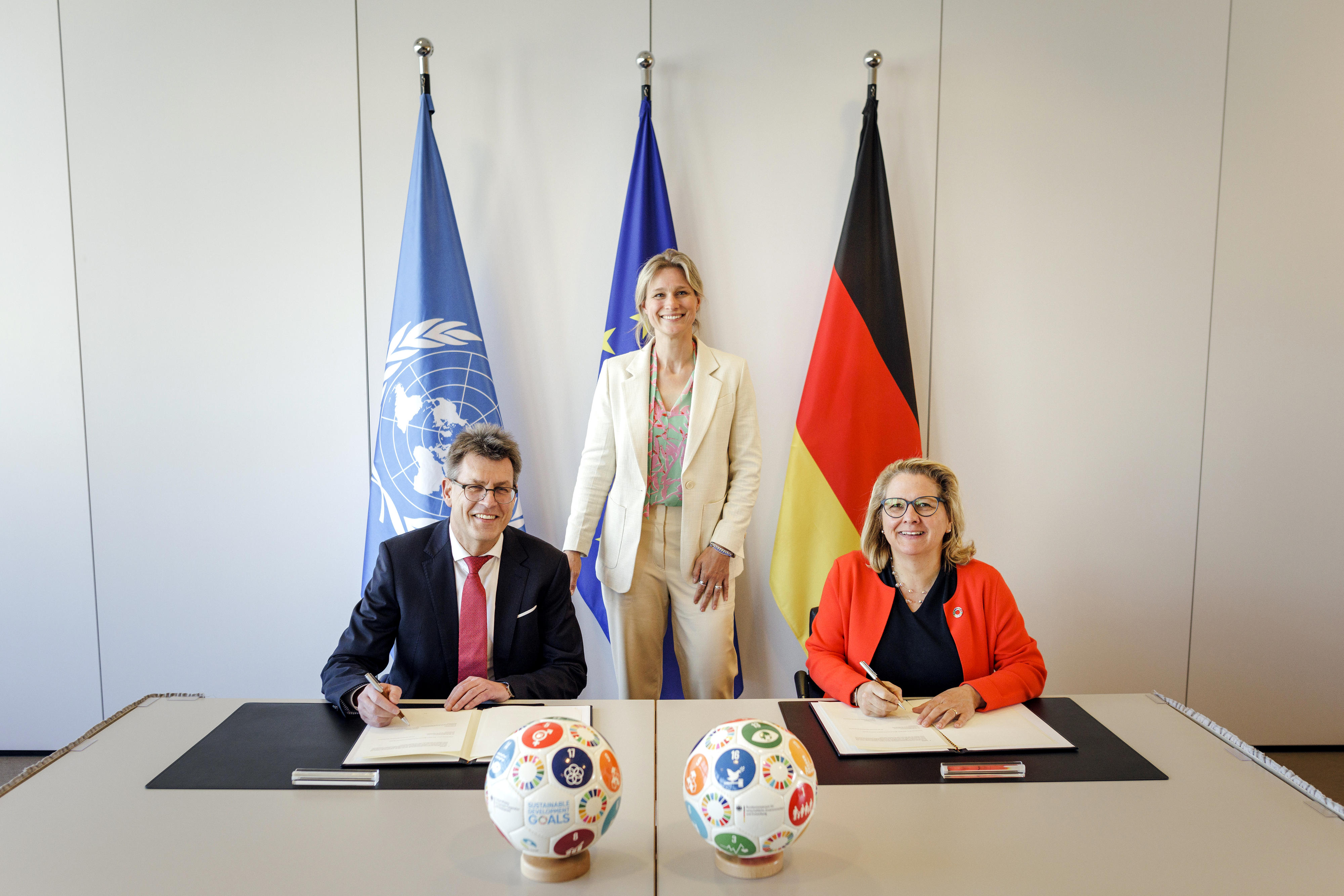 Von links: Thomas Weikert, Präsident des Deutschen Olympischen Sportbunds, Britta Heidemann, BMZ-Botschafterin „Sport für Entwicklung“ und Bundesentwicklungsministerin Svenja Schulze bei der Unterzeichnung einer Partnerschaftserklärung mit dem Ziel, Frauen und Mädchen als Verantwortungsträgerinnen in Sport und Gesellschaft zu fördern.