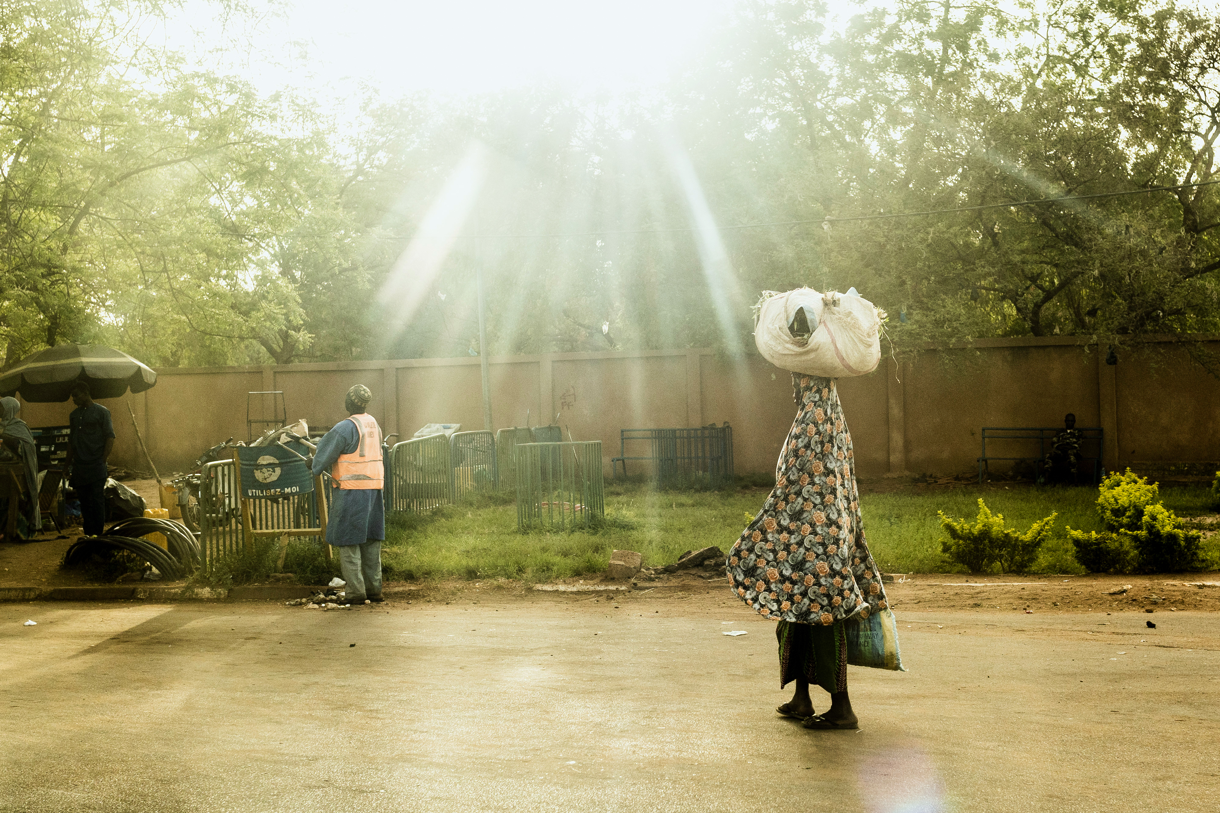 Frau an einer Straße in Niamey, Niger