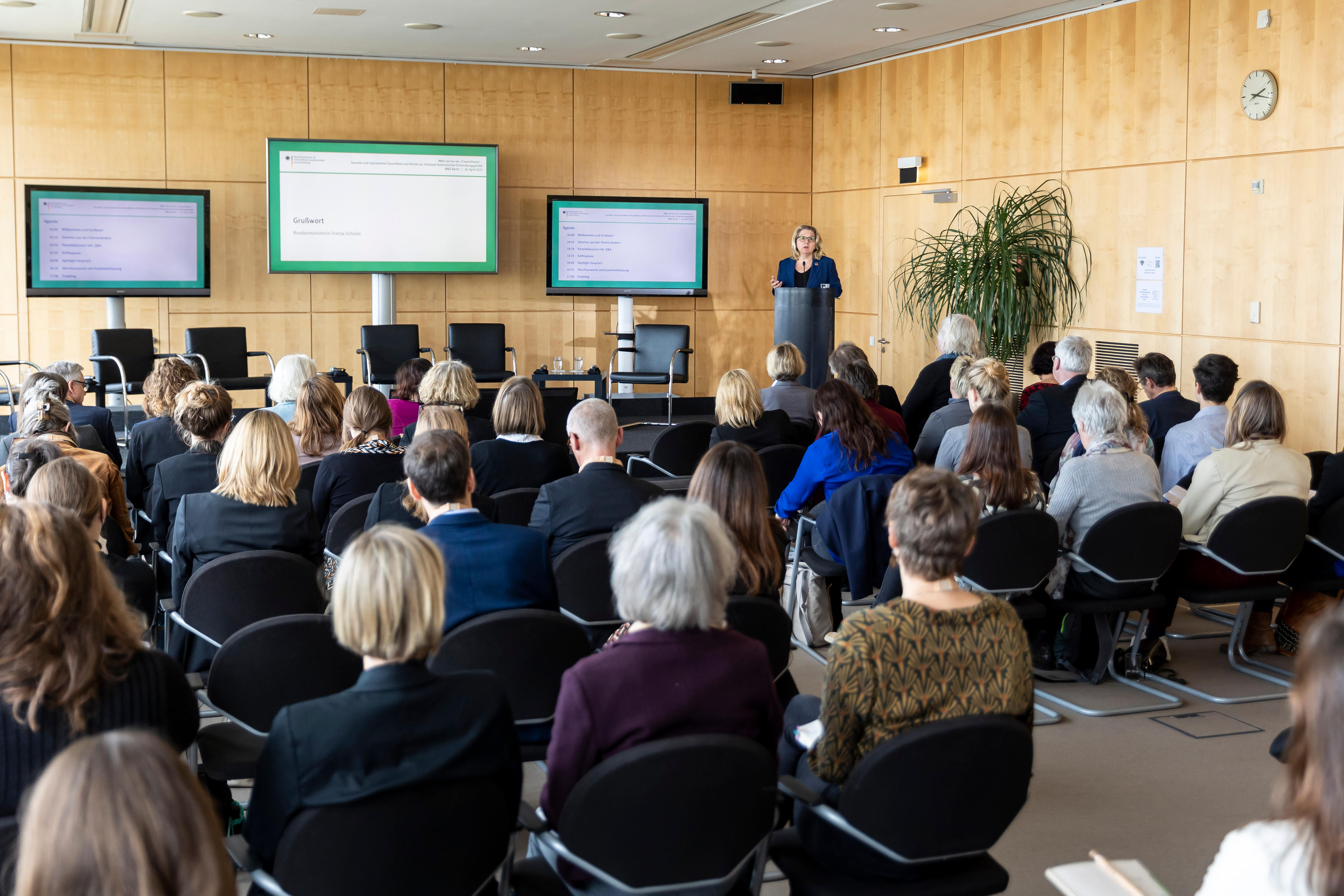 Entwicklungsministerin Svenja Schulze eröffnet die Dialogveranstaltung „Mehr als nur ein ‚Frauenthema‘ – Sexuelle und reproduktive Gesundheit und Rechte als Schlüssel feministischer Entwicklungspolitik“ im BMZ in Berlin.