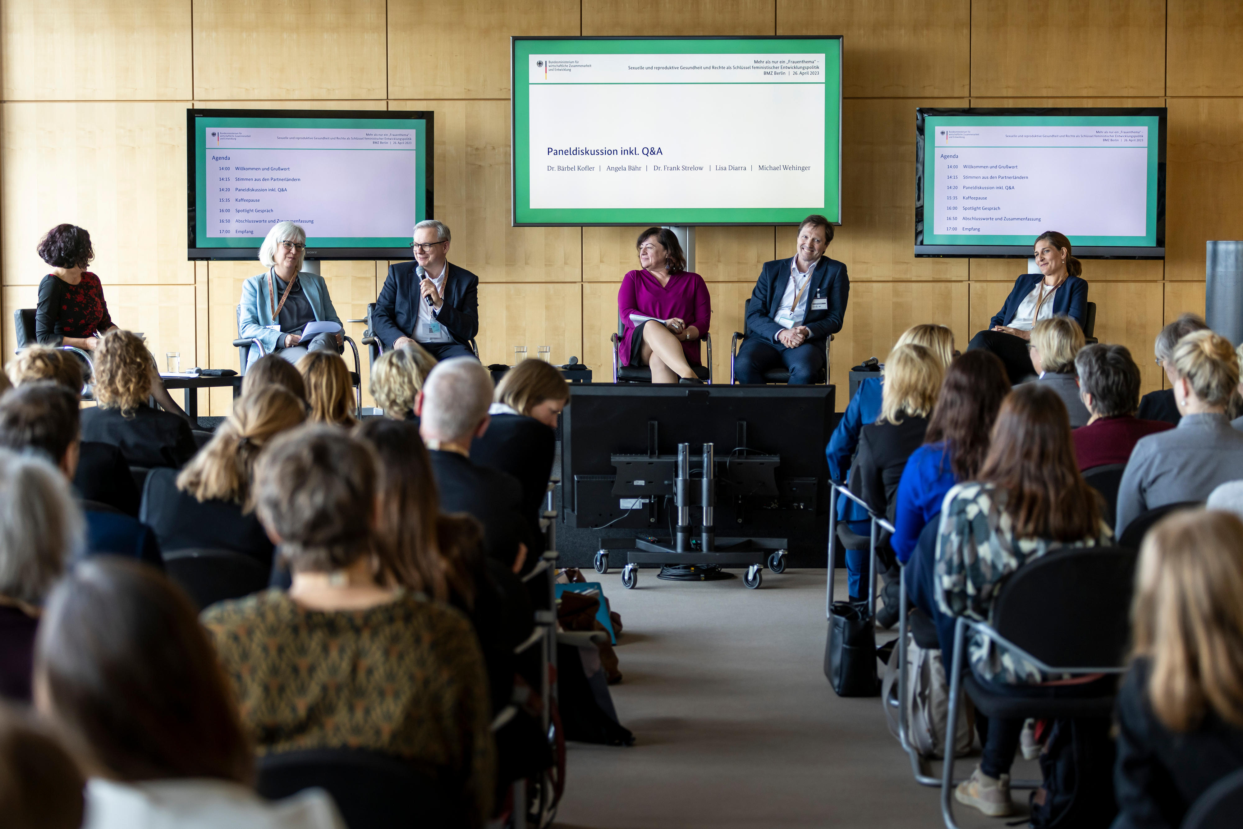 Paneldiskussion bei der Dialogveranstaltung „Mehr als nur ein ‚Frauenthema‘ – Sexuelle und reproduktive Gesundheit und Rechte als Schlüssel feministischer Entwicklungspolitik“ im BMZ Berlin