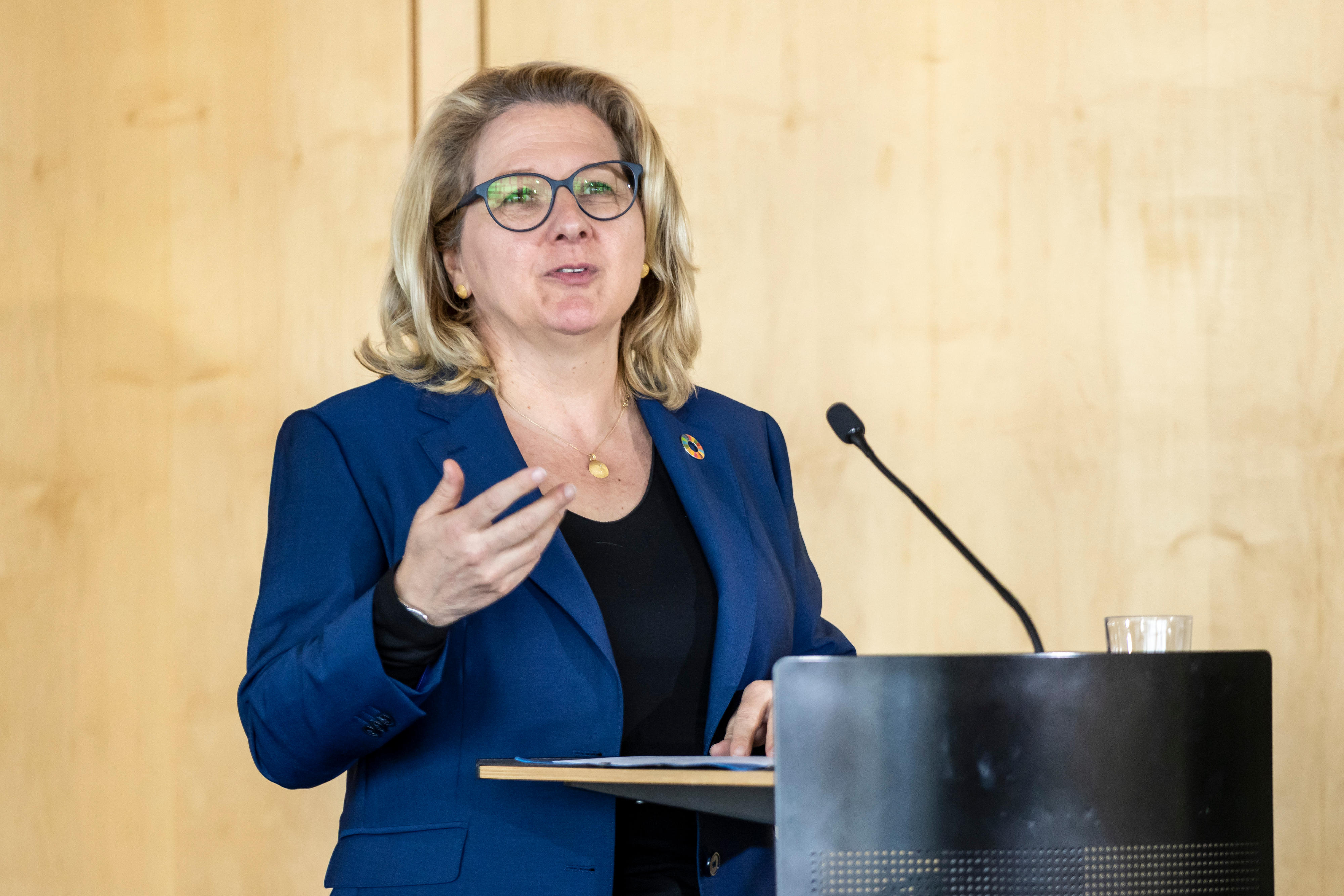 Entwicklungsministerin Svenja Schulze während ihrer Rede bei der Dialogveranstaltung „Mehr als nur ein ‚Frauenthema‘ – Sexuelle und reproduktive Gesundheit und Rechte als Schlüssel feministischer Entwicklungspolitik“ im BMZ in Berlin