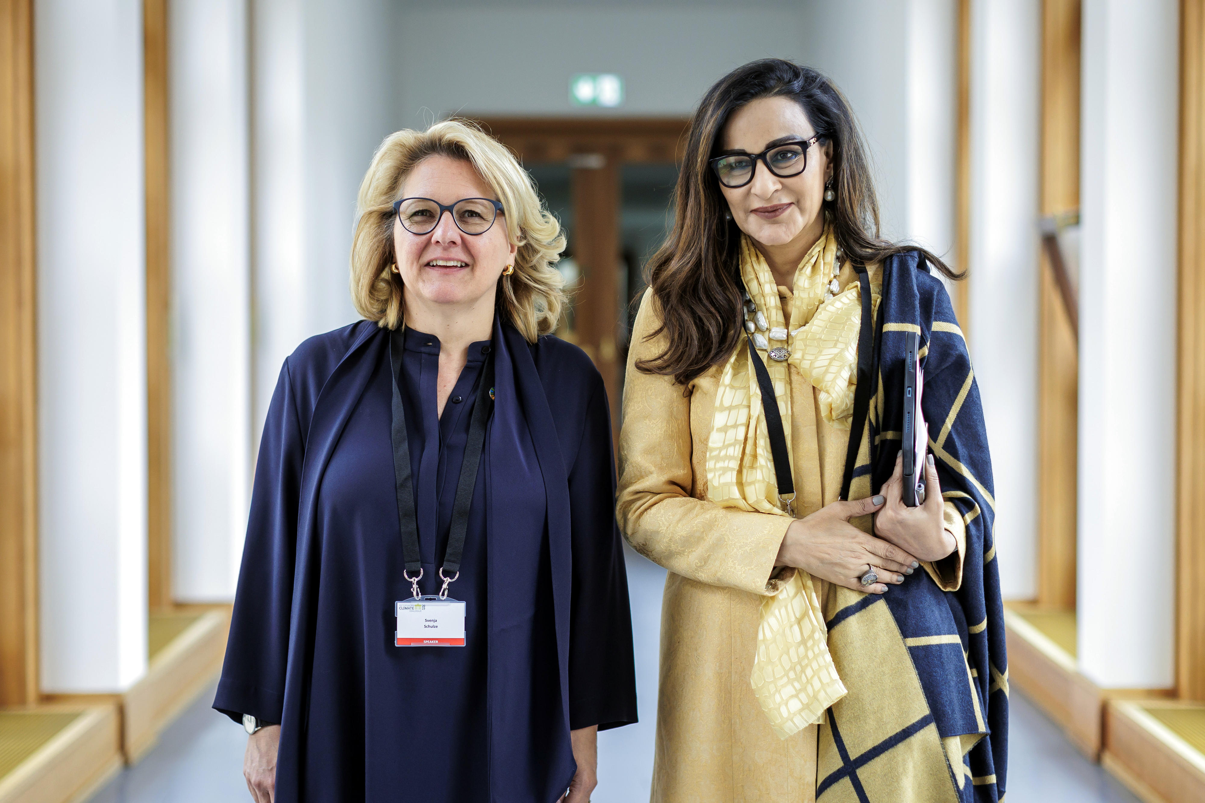 Entwicklungsministerin Svenja Schulze und Pakistans Klimaministerin Sherry Rehman (rechts)