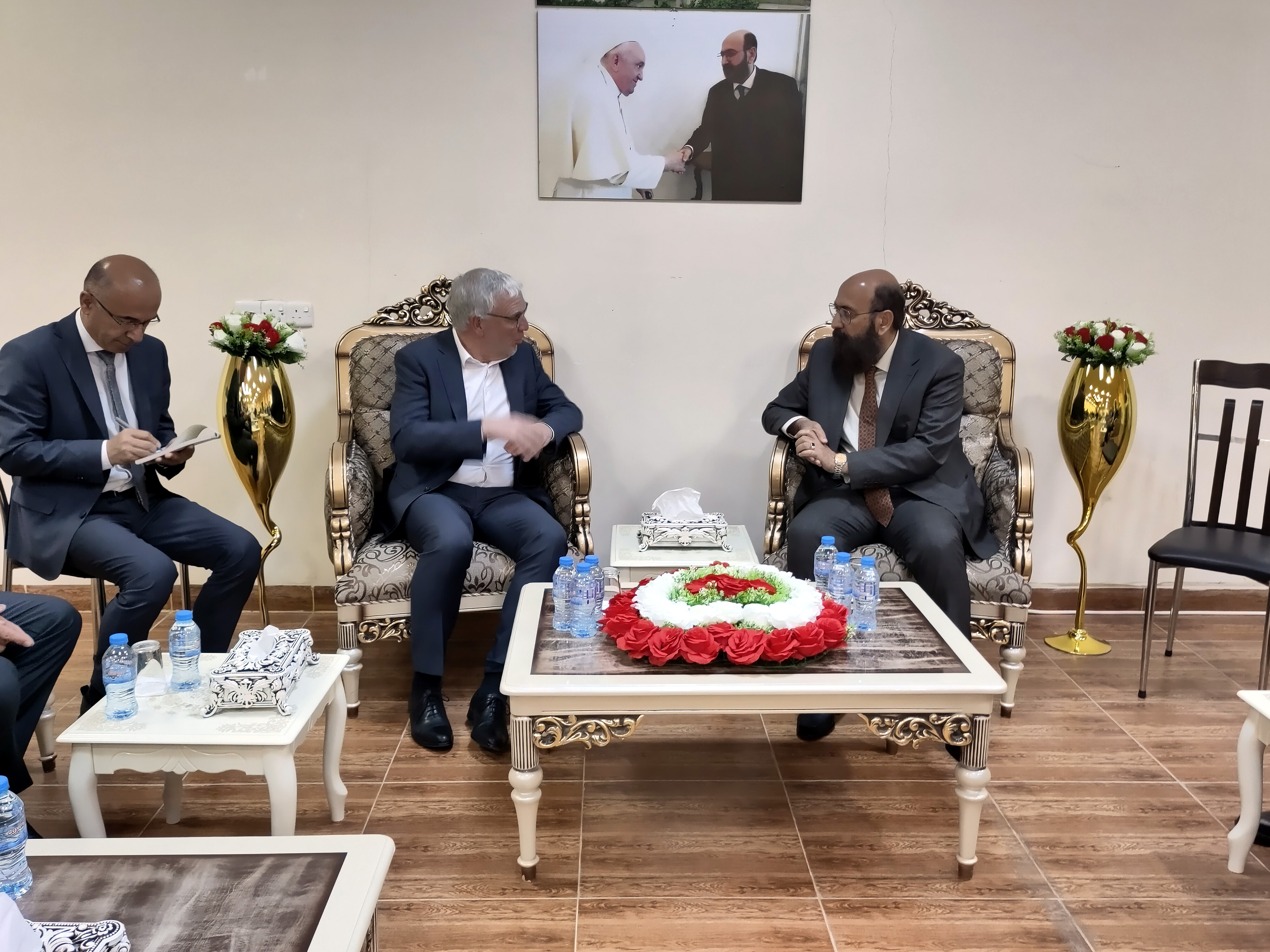 Staatsekretär Flasbarth im Gespräch mit dem jesidischen Prinzen Mir Tahsin Beg, insbesondere auch zum Schicksal vom IS verschleppter Jesidinnen
