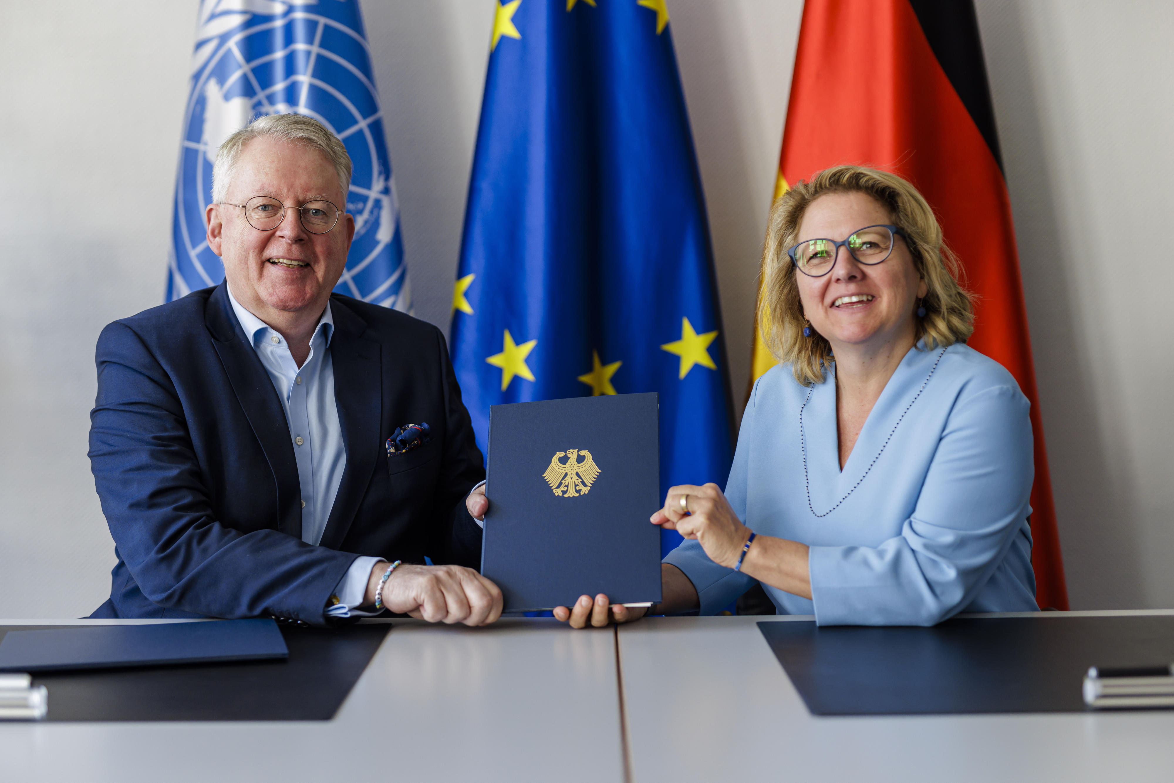 Bundesentwicklungsministerin Svenja Schulze und DW-Intendant Peter Limbourg haben am 12. Mai 2023 in Berlin eine Absichtserklärung unterzeichnet, um die Medien- und Meinungsfreiheit weltweit zu stärken.