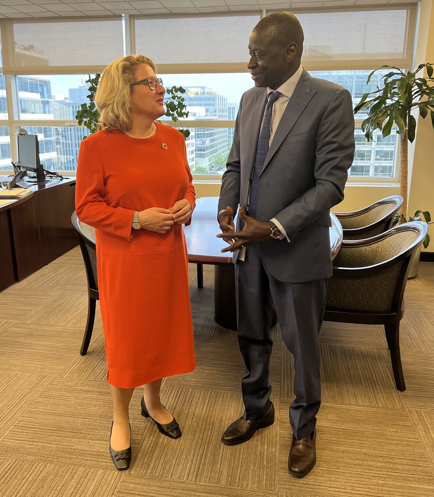 Entwicklungsministerin Svenja Schulze im Gespräch mit Ousmane Diagana, Vizepräsident der Weltbankgruppe