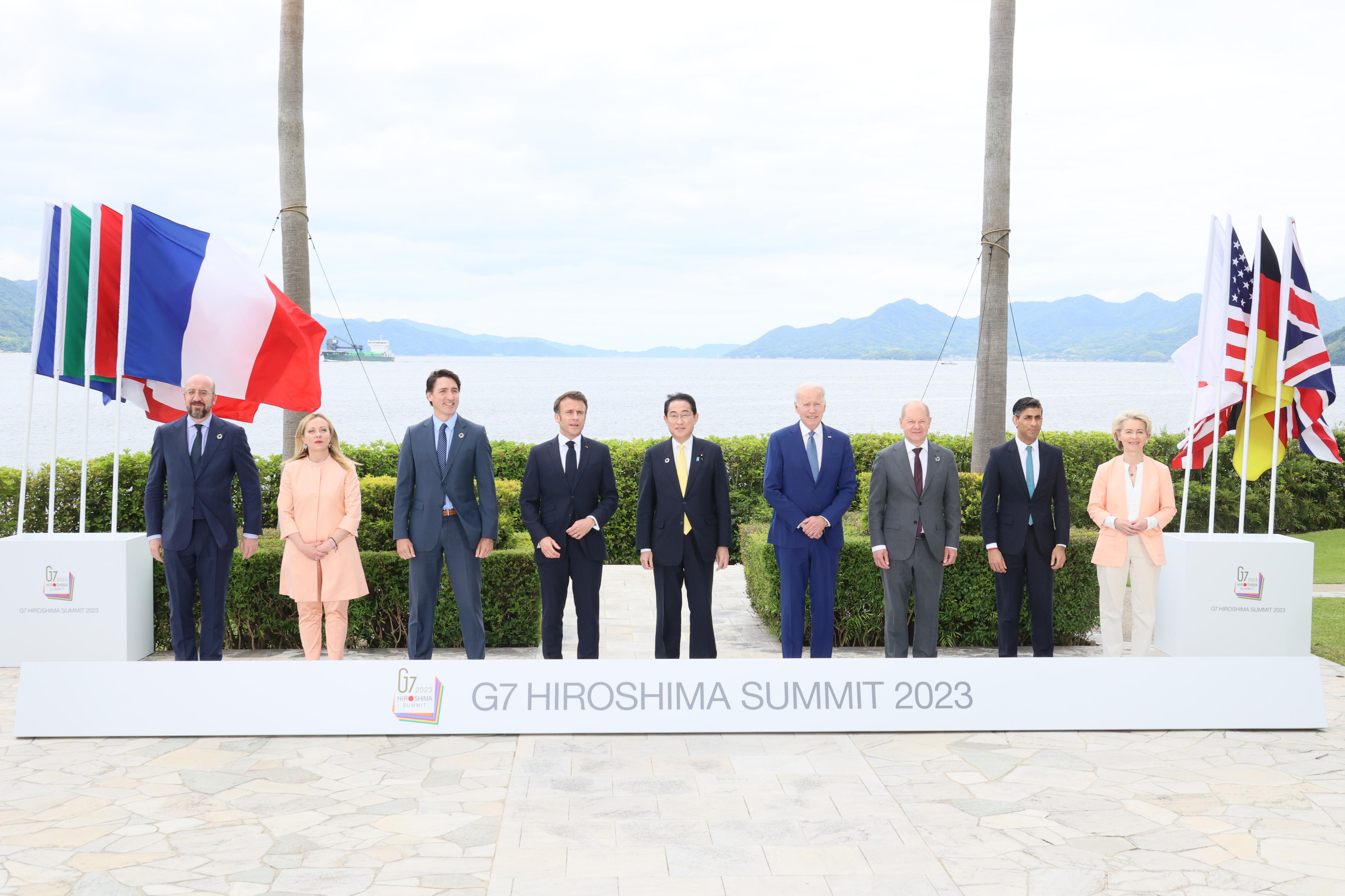 Charles Michel, EU- Ratspräsident, Giorgia Meloni, Ministerpräsidentin von Italien, Justin Trudeau, Premierminister von Kanada, Emmanuel Macron, Präsident von Frankreich, Fumio Kishida, Premierminister von Japan, US-Präsident Joe Biden, Bundeskanzler Olaf Scholz und Ursula von der Leyen, EU-Kommissionspräsidentin beim G7-Gipfel im japanischen Hiroshima.