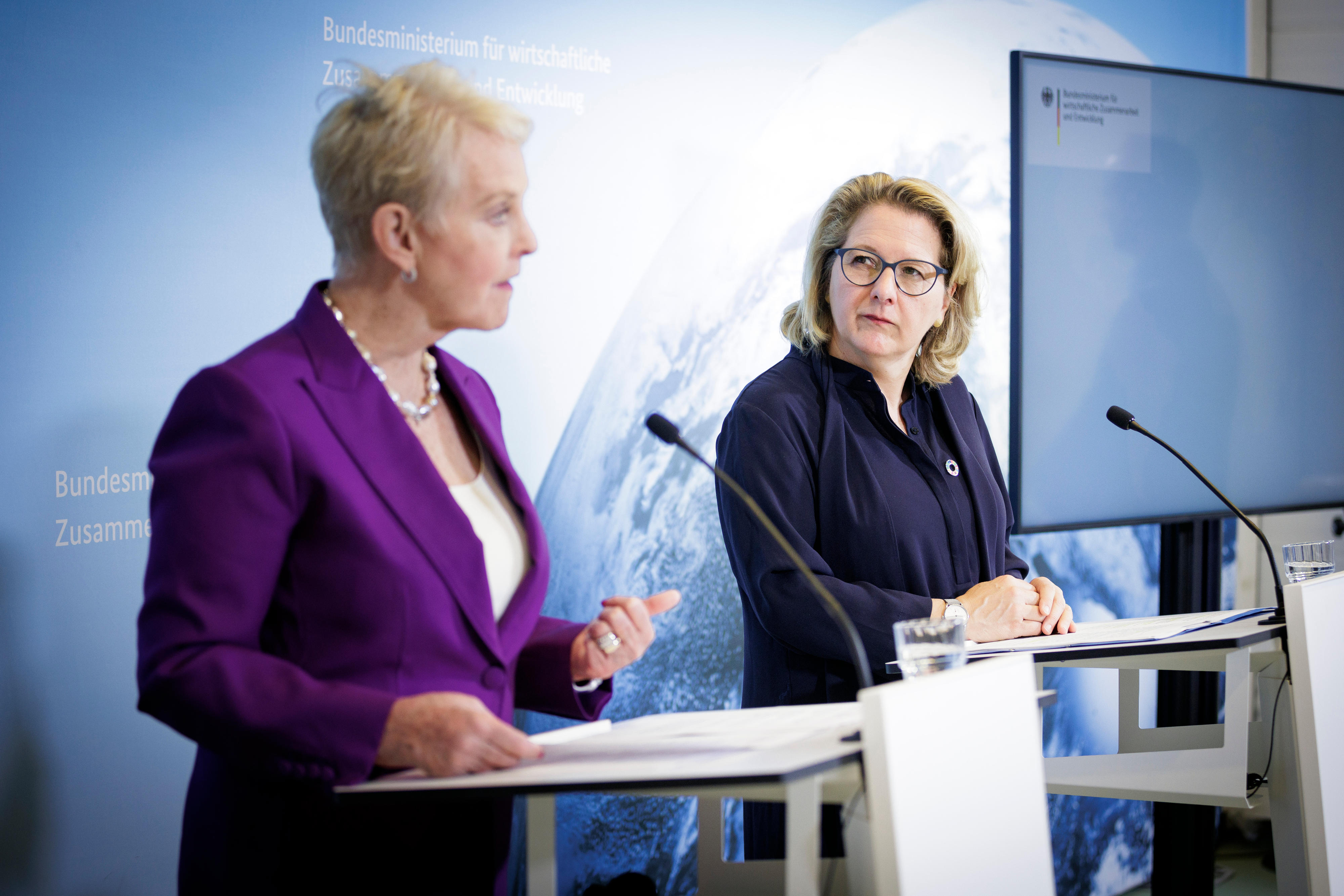 Die neue Leiterin des Welternährungsprogramms Cindy McCain und Bundesentwicklungsministerin Svenja Schulze während einer Pressekonferenz im Mai 2023 in Berlin