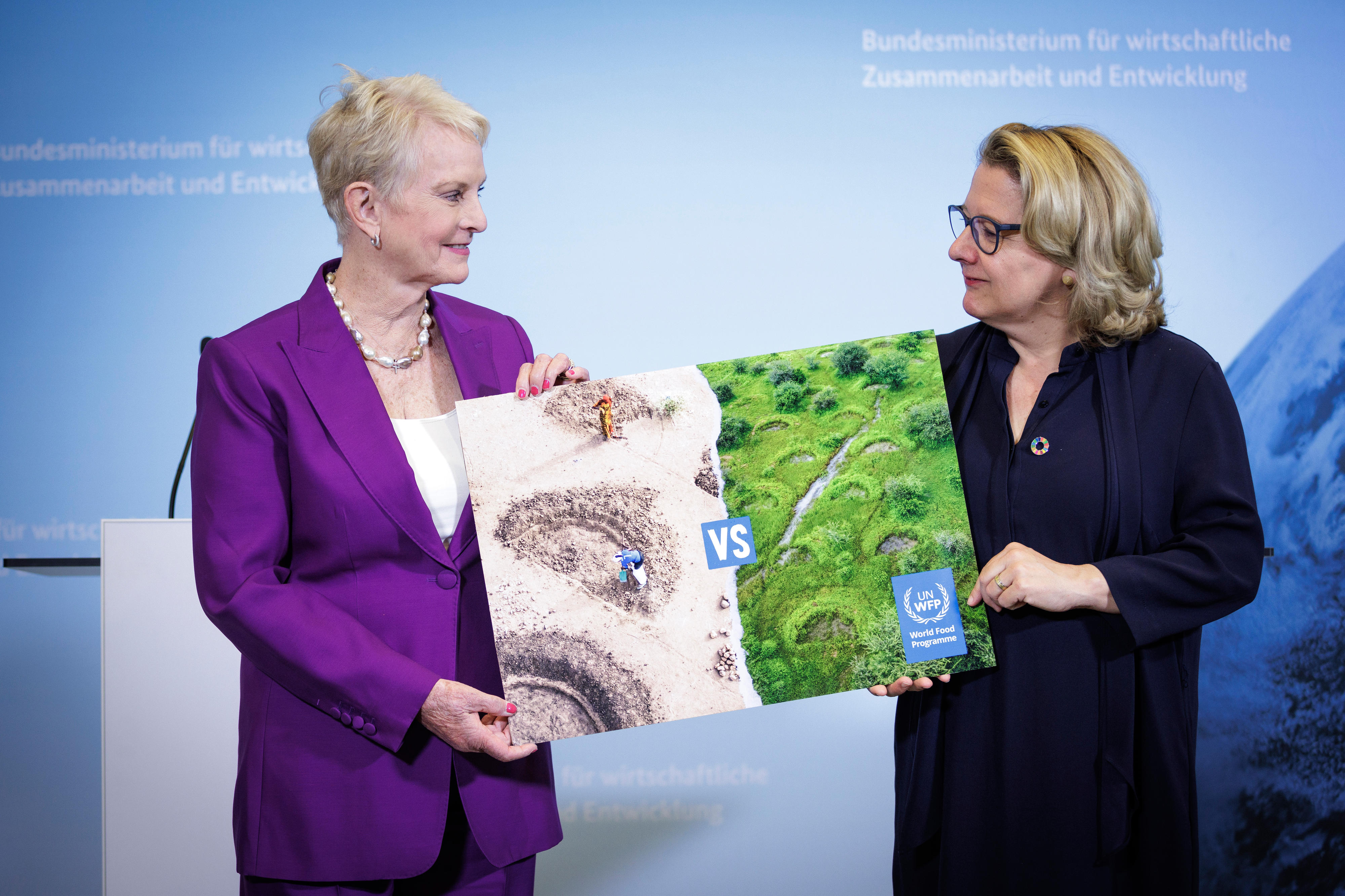Die neue Leiterin des Welternährungsprogramms Cindy McCain und Bundesentwicklungsministerin Svenja Schulze während einer Pressekonferenz im Mai 2023 in Berlin