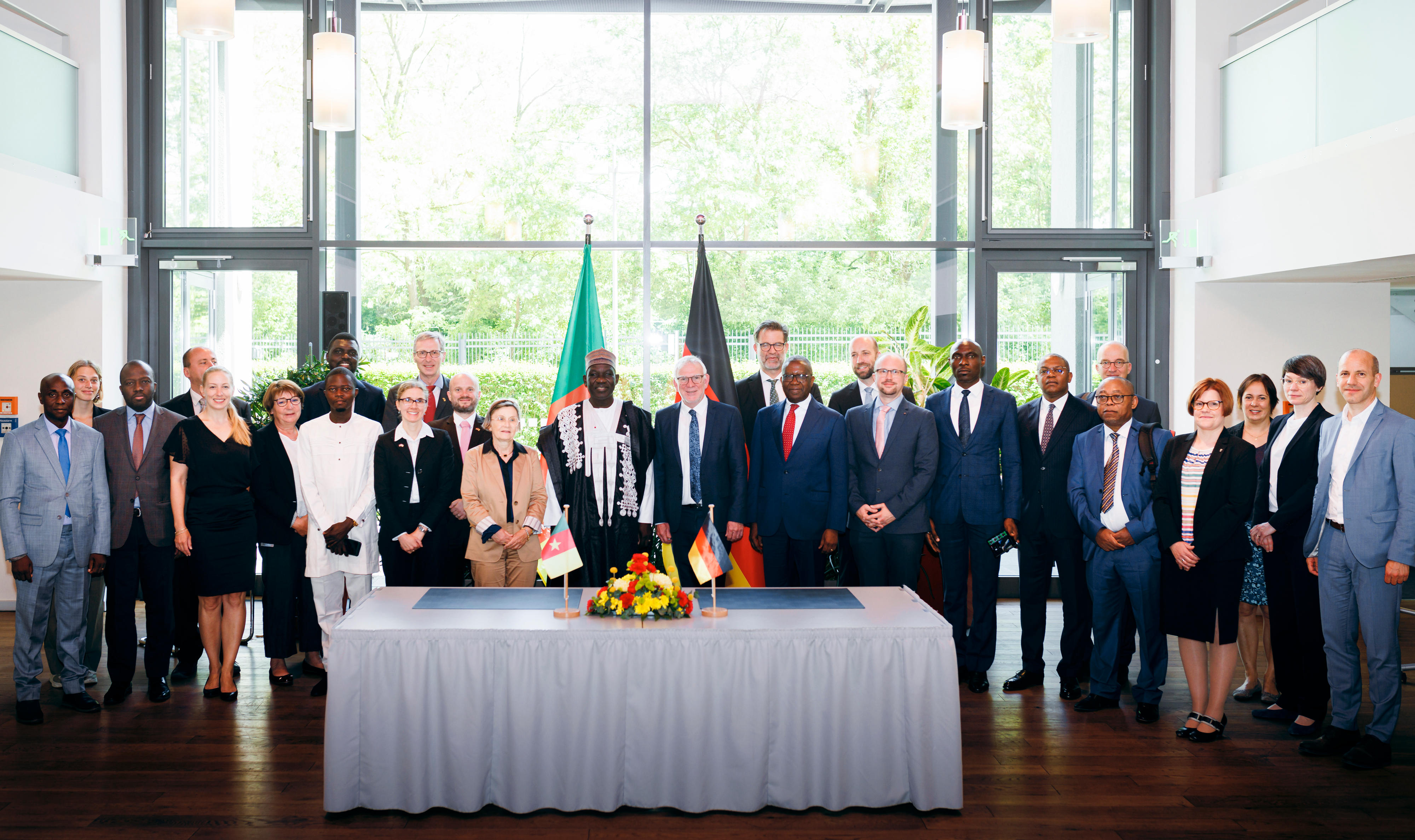 Teilnehmerinnen und Teilnehmer der Regierungsverhandlungen mit Kamerun im Mai 2023