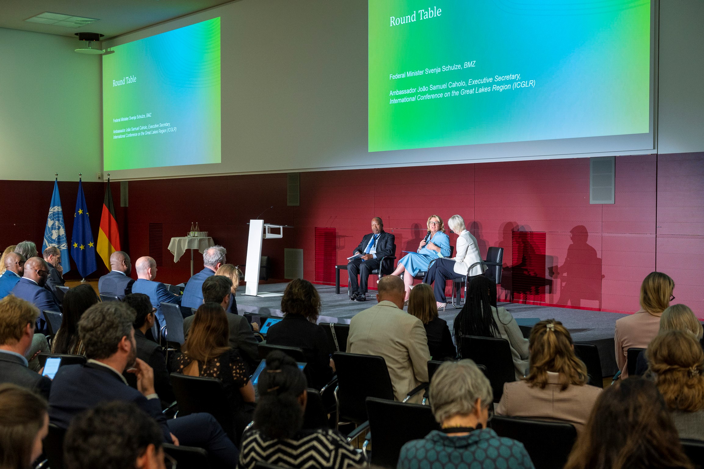 Entwicklungsministerin Svenja Schulze und der Exekutivsekretär der Internationalen Konferenz der Großen Seen in Zentralafrika, João Samuel Caholo, auf der Fachkonferenz „Mineral Supply Chains – Responsible Mining for the Just Transition“ im Juni 2023 in Berlin