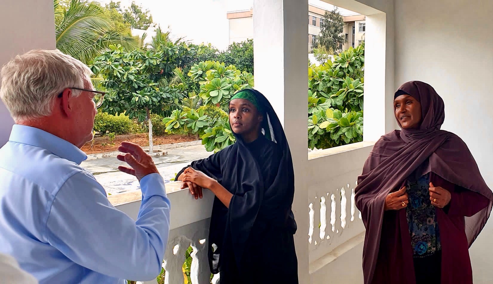 Staatssekretär Jochen Flasbarth trifft die Alternativen Nobelpreisträgerinnen Ilwad Elman und Fartuun Aman. Sie leiten das Elman Peace & Humanitarian Rights Center in Somalia, das Bildung, Ausbildung und psychosoziale Unterstützung für junge Menschen, die von Konflikten betroffen sind, anbietet.