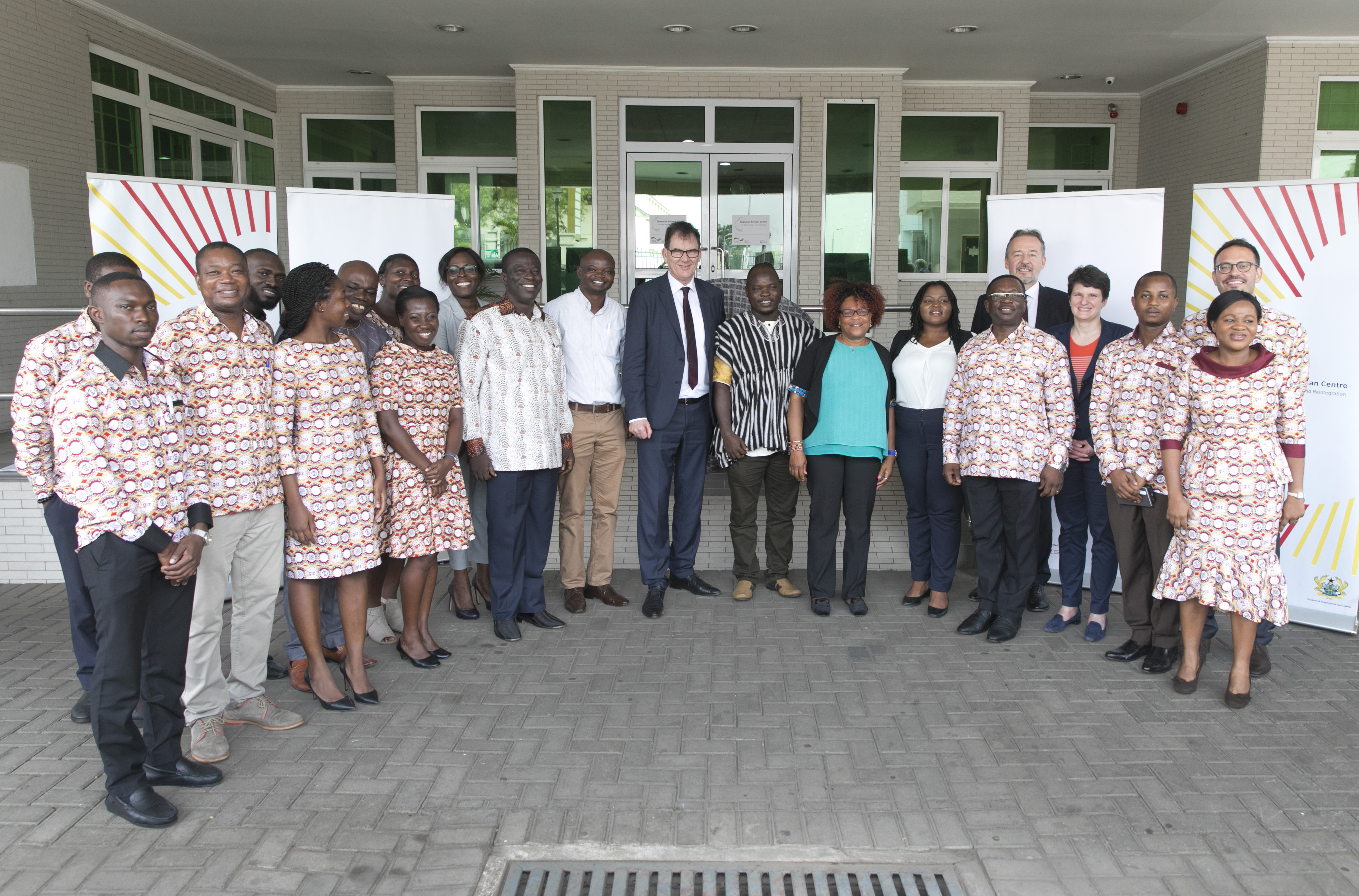 Mitarbeiterinnen und Mitarbeiter des deutsch-ghanaischen Beratungszentrum für Migranten und Rückkehrer in Accra, Ghana. Das Beratungszentrum wurde im Dezember 2017 eröffnet und hat seitdem mehr als 7.000 Maßnahmen zur Jobvermittlung, Existenzgründung und Qualifizierung gefördert.