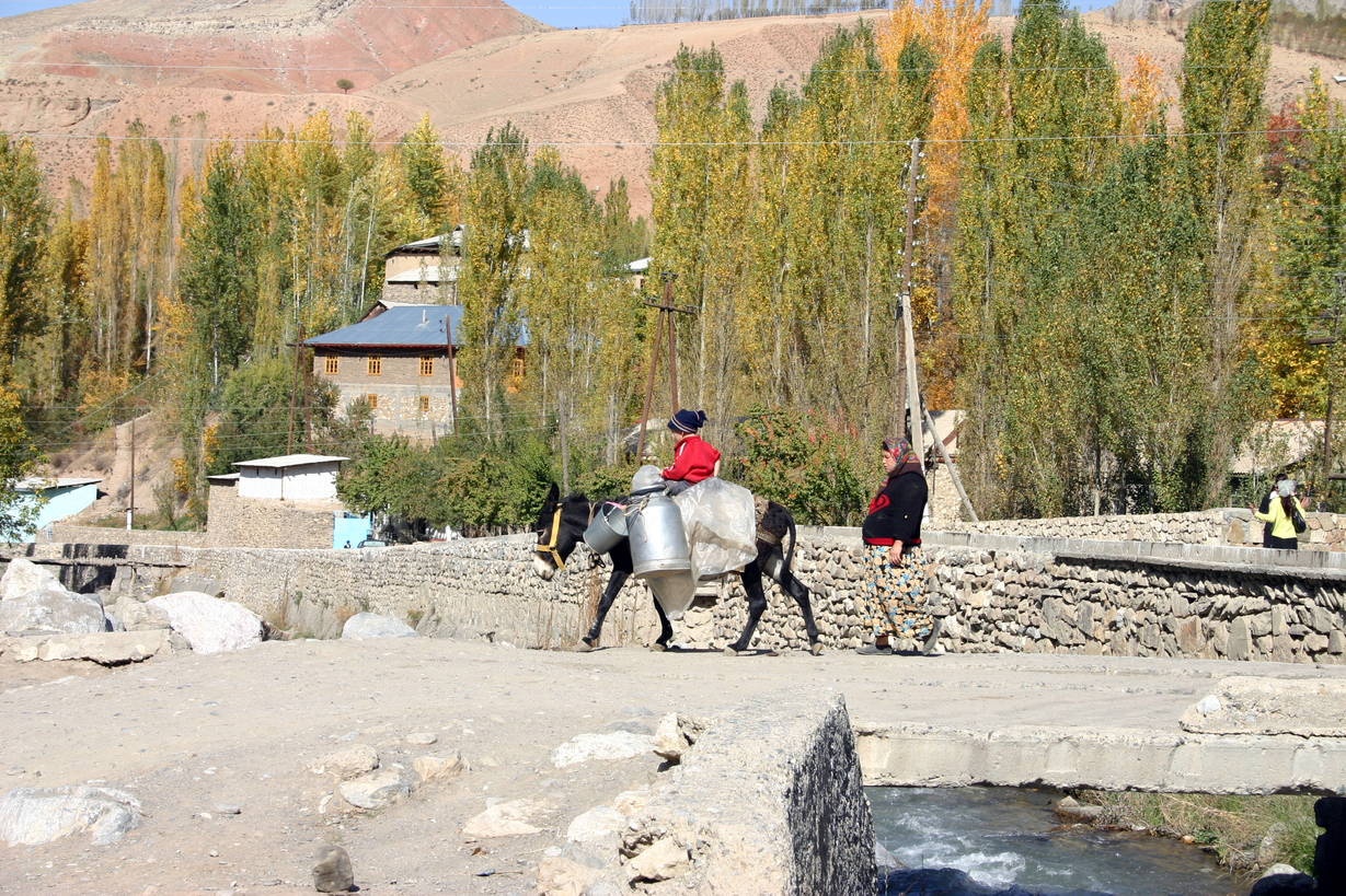Ein Kind in Tadschikistan reitet auf einem Esel