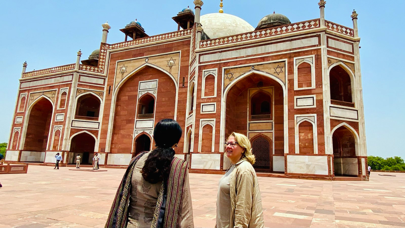 Bundesentwicklungsministerin Svenja Schulze am Humayun-Mausoleum in Delhi