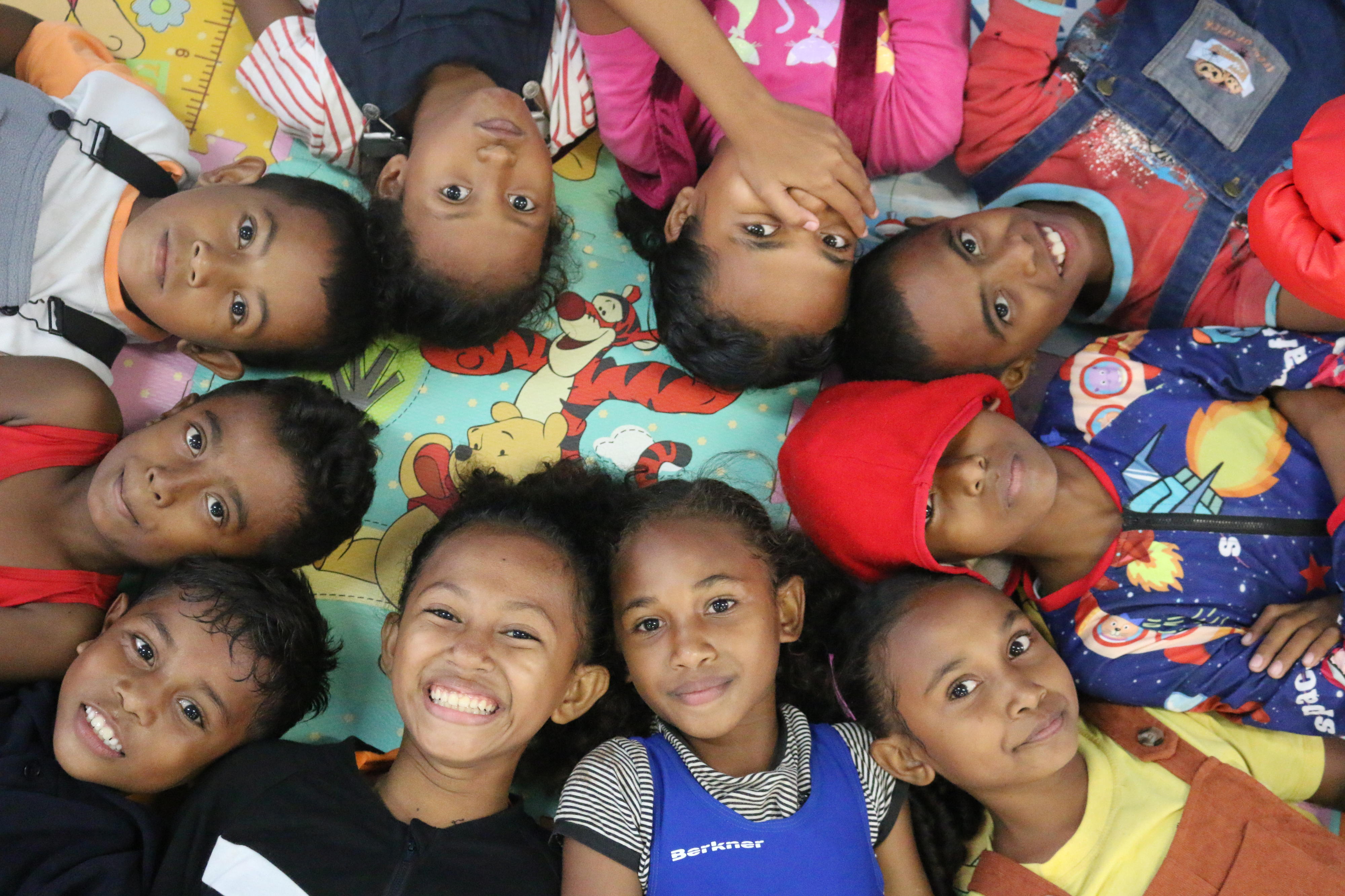 Wie werden Kinder in Timor-Leste leben? Viele Familien fragen sich, ob es gute Bildungschancen und friedliche Perspektiven für ihren Nachwuchs im Land geben wird. (2022)