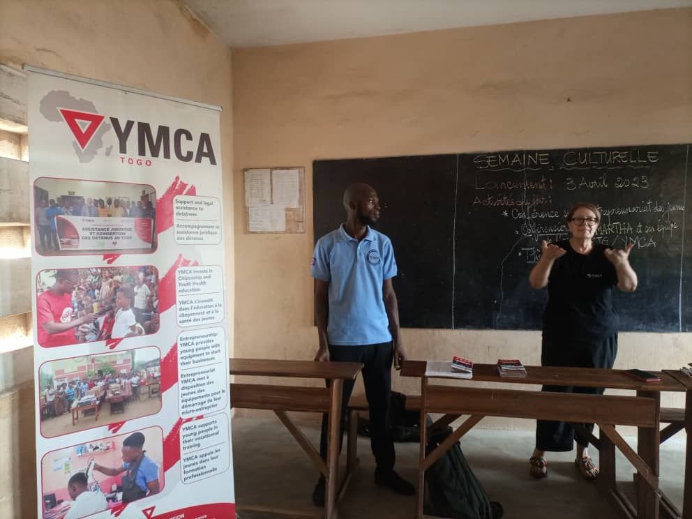 Martha Figel beim Besuch einer Schule während der Kulturwoche in Lomé, 2023