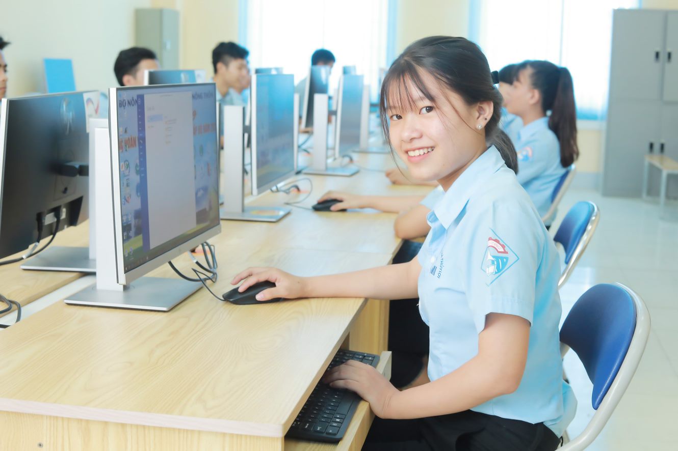 Schülerinnen und Schüler der GIZ-Klasse des Ausbildungsganges nach deutschen Standards beim Computerunterricht am Vocational College of Machinery and Irrigation (VCMI), 2020, Provinz Dong Nai, Vietnam