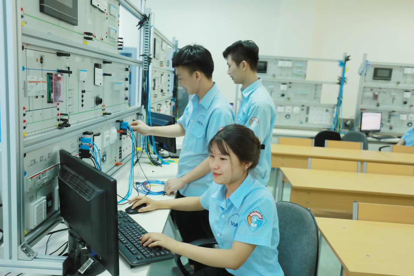 Schülerinnen und Schüler der GIZ-Klasse des Ausbildungsganges nach deutschen Standards im Laborunterricht am Vocational College of Machinery and Irrigation (VCMI), 2020, Provinz Dong Nai, Vietnam