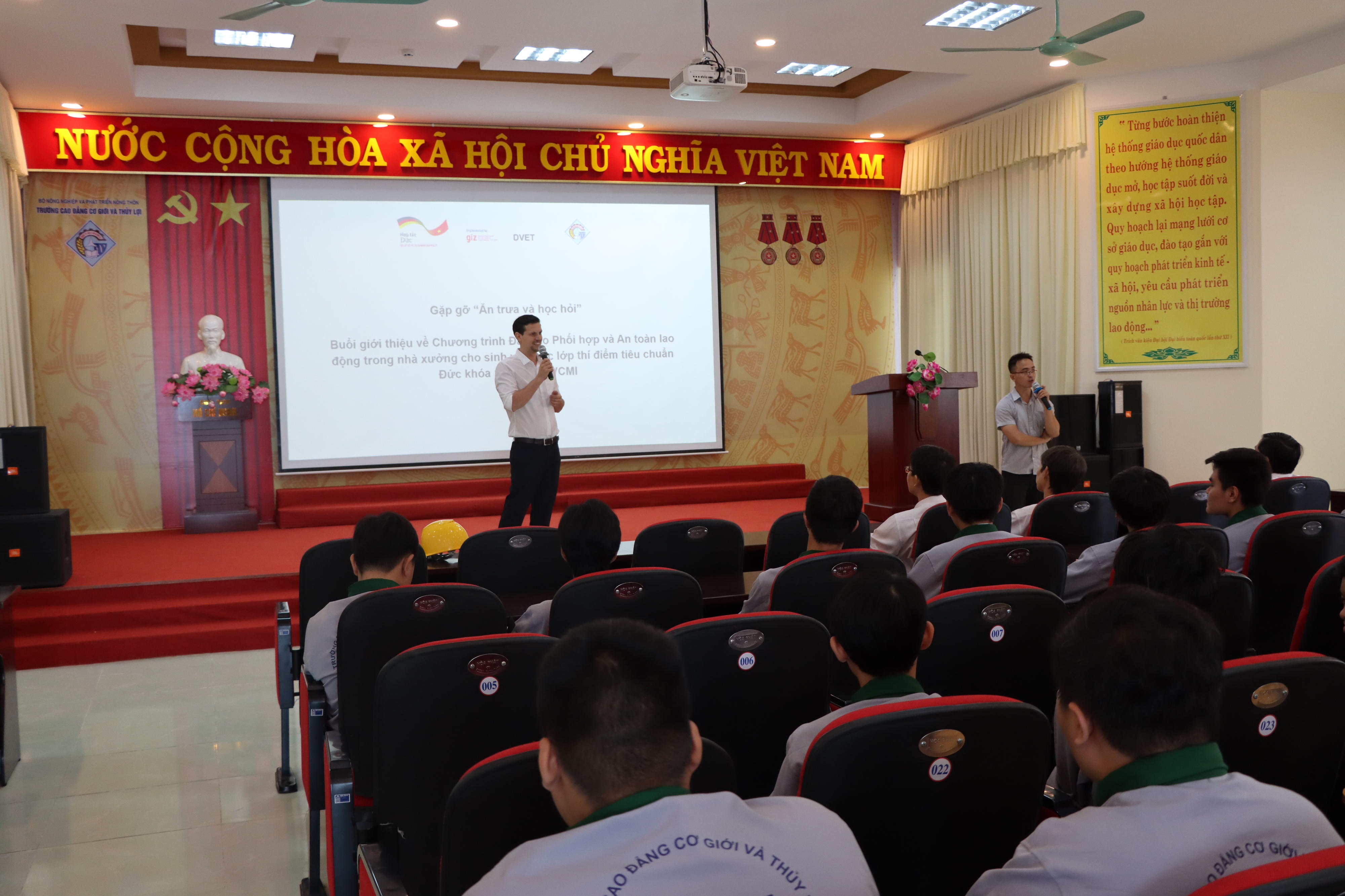 Arbeitssicherheitsunterweisung durch Ruben Ziehler für alle Schüler der GIZ-Klassen, 2021, Provinz Dong Nai, Vietnam