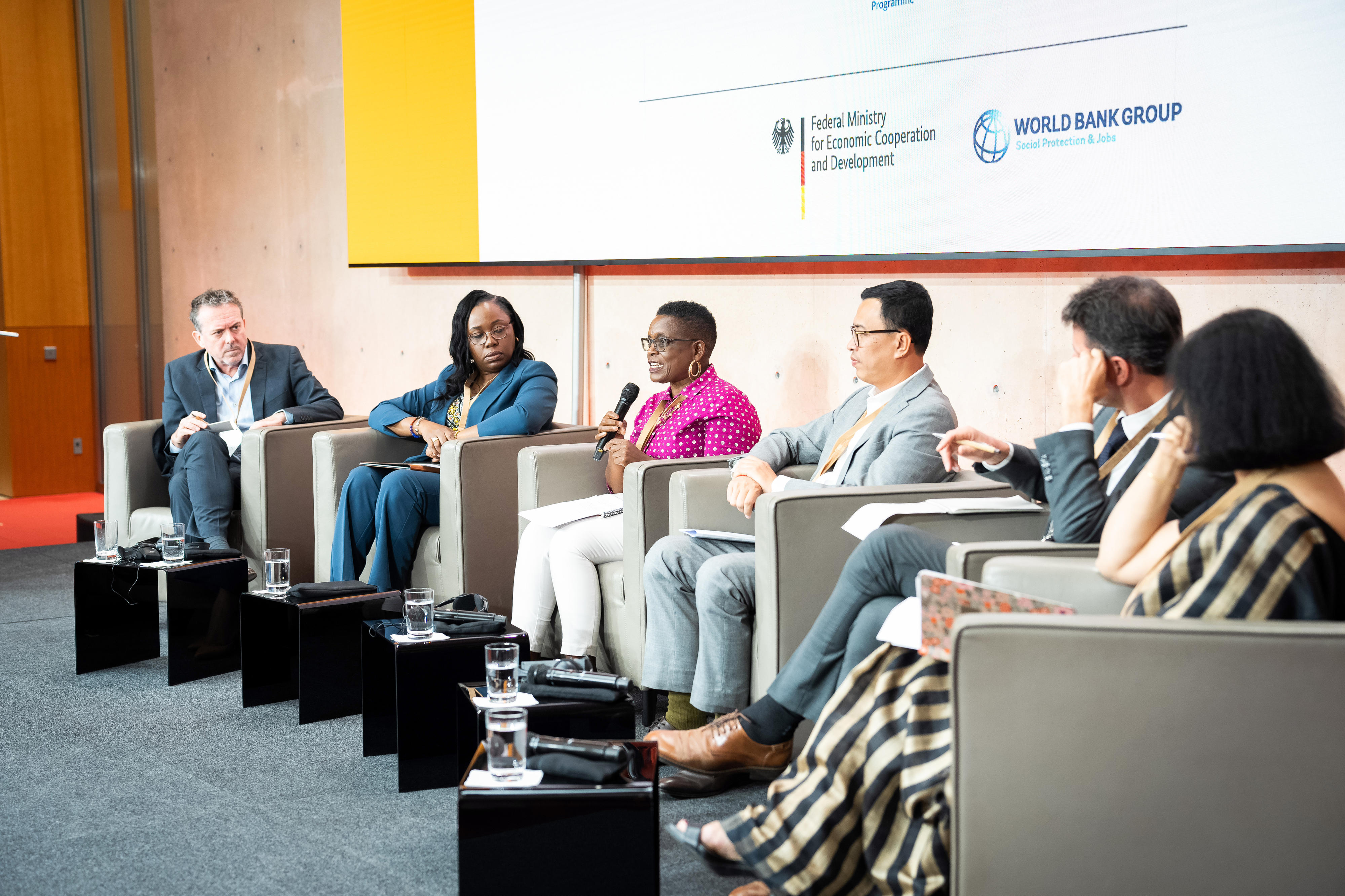 Teilnehmerinnen und Teilnehmer der Konferenz "Globales Forum zu sozialer Sicherung" in Berlin