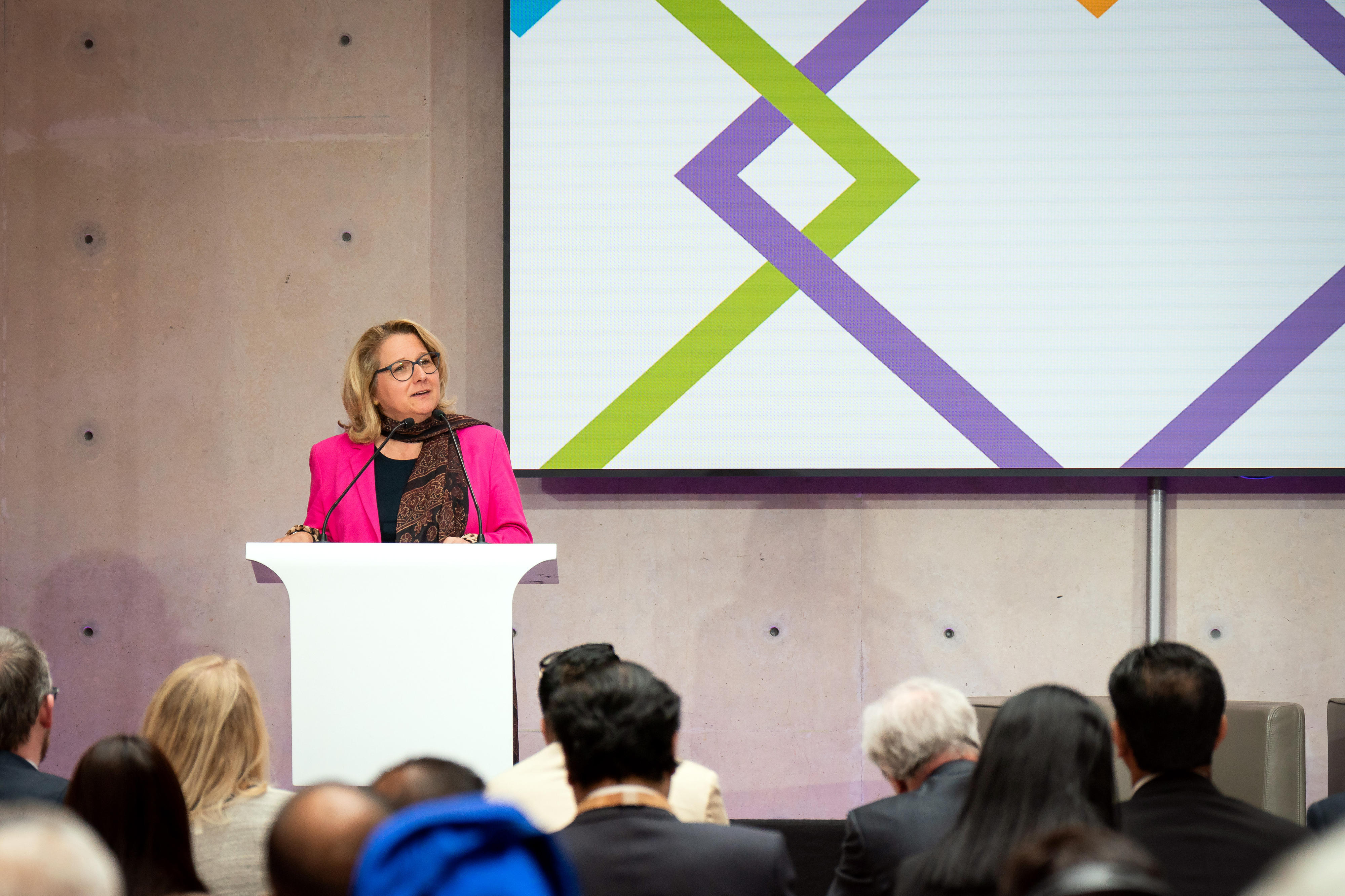 Bundesentwicklungsministerin Svenja Schulze während ihrer Rede bei der Konferenz "Globales Forum zu sozialer Sicherung" am 15. Juni 2023 in Berlin