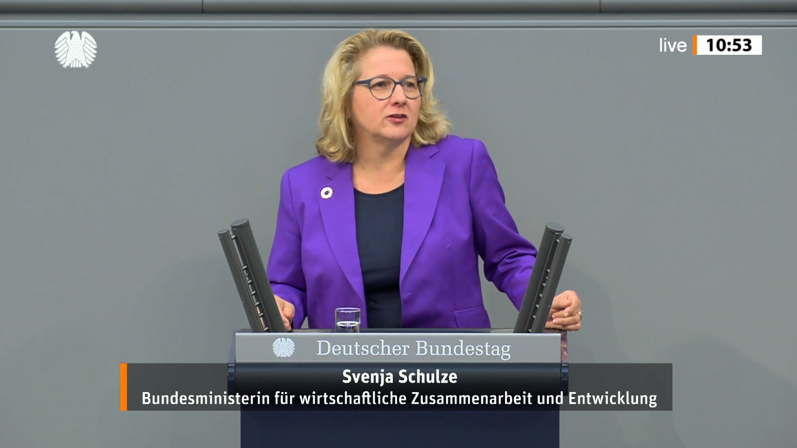 Bundesministerin Svenja Schulze bei ihrer Rede vor dem Bundestag zur Nationalen Sicherheitsstrategie