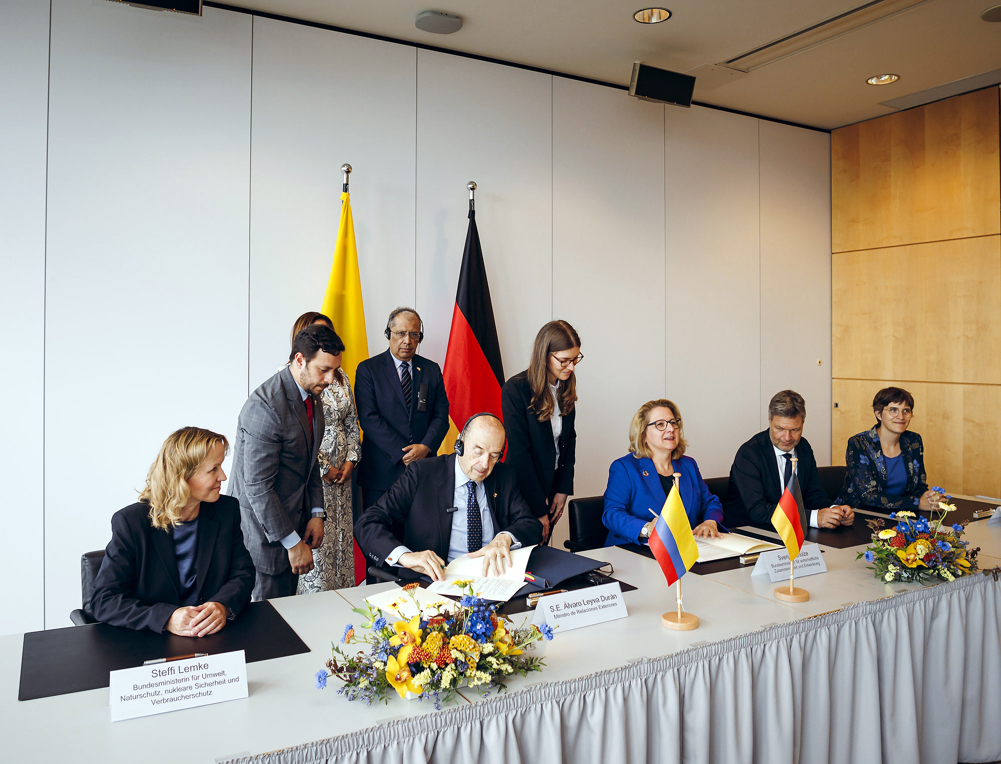 Unterzeichnung der kolumbianisch-deutschen „Partnerschaft für Klima und eine gerechte Energiewende“. Von Links: Bundesumweltministerin Steffi Lemke, der kolumbianische Außenminister Álvaro Leyva Durán, Bundesentwicklungsministerin Svenja Schulze, Bundeswirtschaftsminister Robert Habeck und die Staatsministerin im Auswärtigen Amt, Anna Lührmann