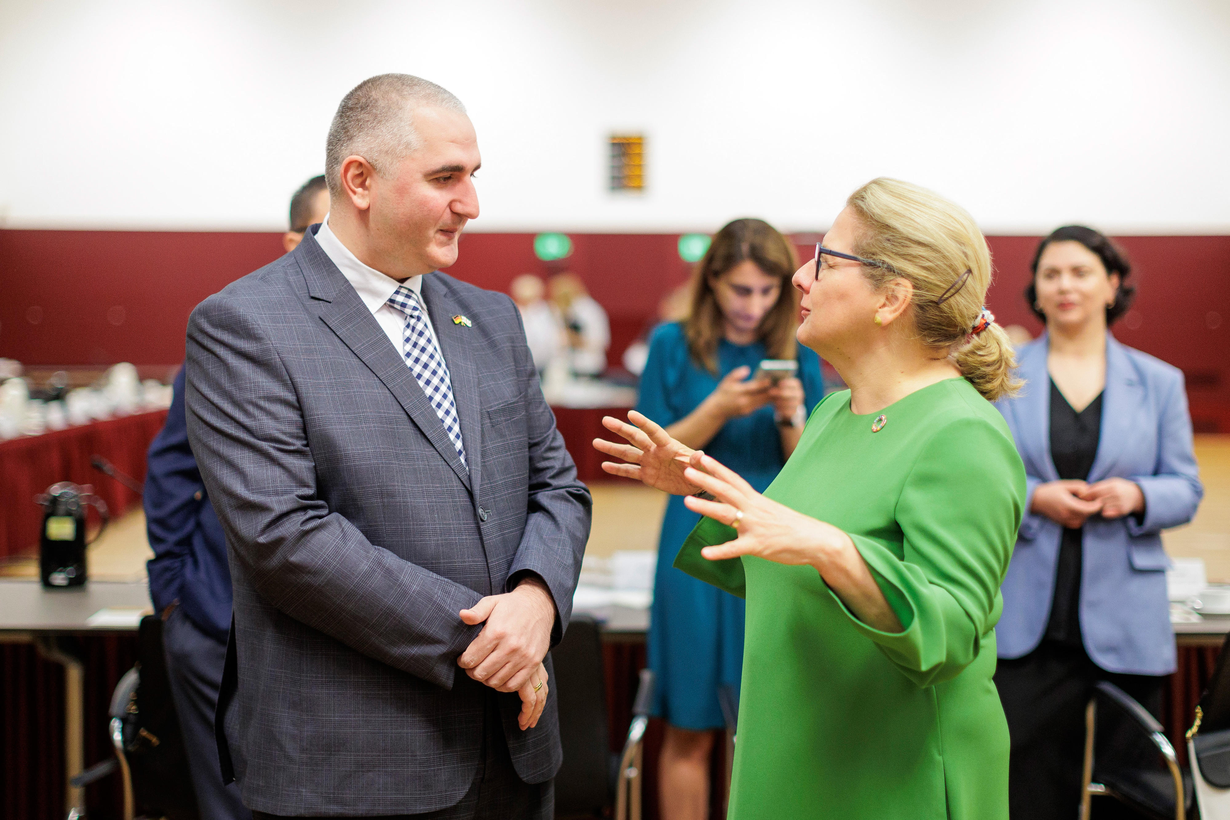 Bundesministerin Svenja Schulze im Gespräch mit dem georgischen Finanzminister Lasha Khutsishvili im Rahmen der Regierungsverhandlungen in Berlin