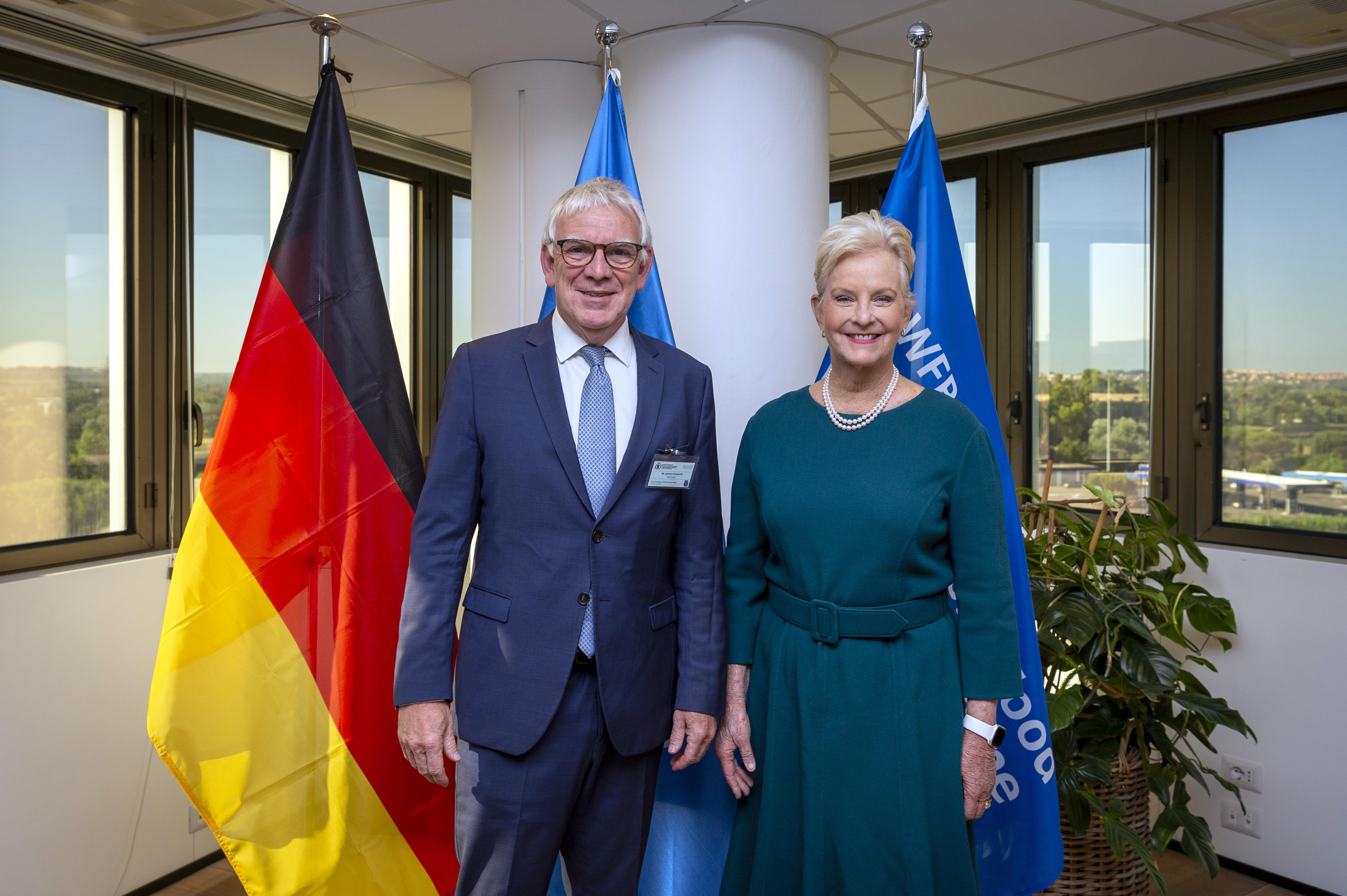 Cindy McCain, Exekutivdirektorin des Welternährungsprogramms der Vereinten Nationen und Jochen Flasbarth, Staatssekretär im Bundesministerium für wirtschaftliche Zusammenarbeit und Entwicklung, bei ihrem Treffen in Rom am 26. Juni 2023