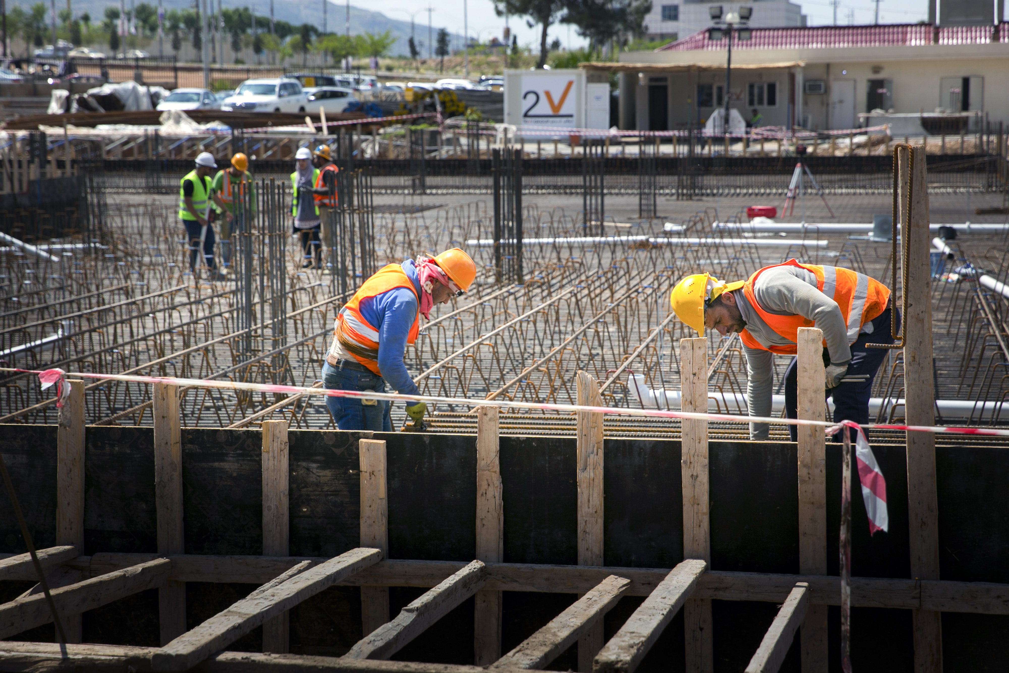 Arbeiter auf der Baustelle des Azadi-Krankenhauses in Dohuk, April  2018