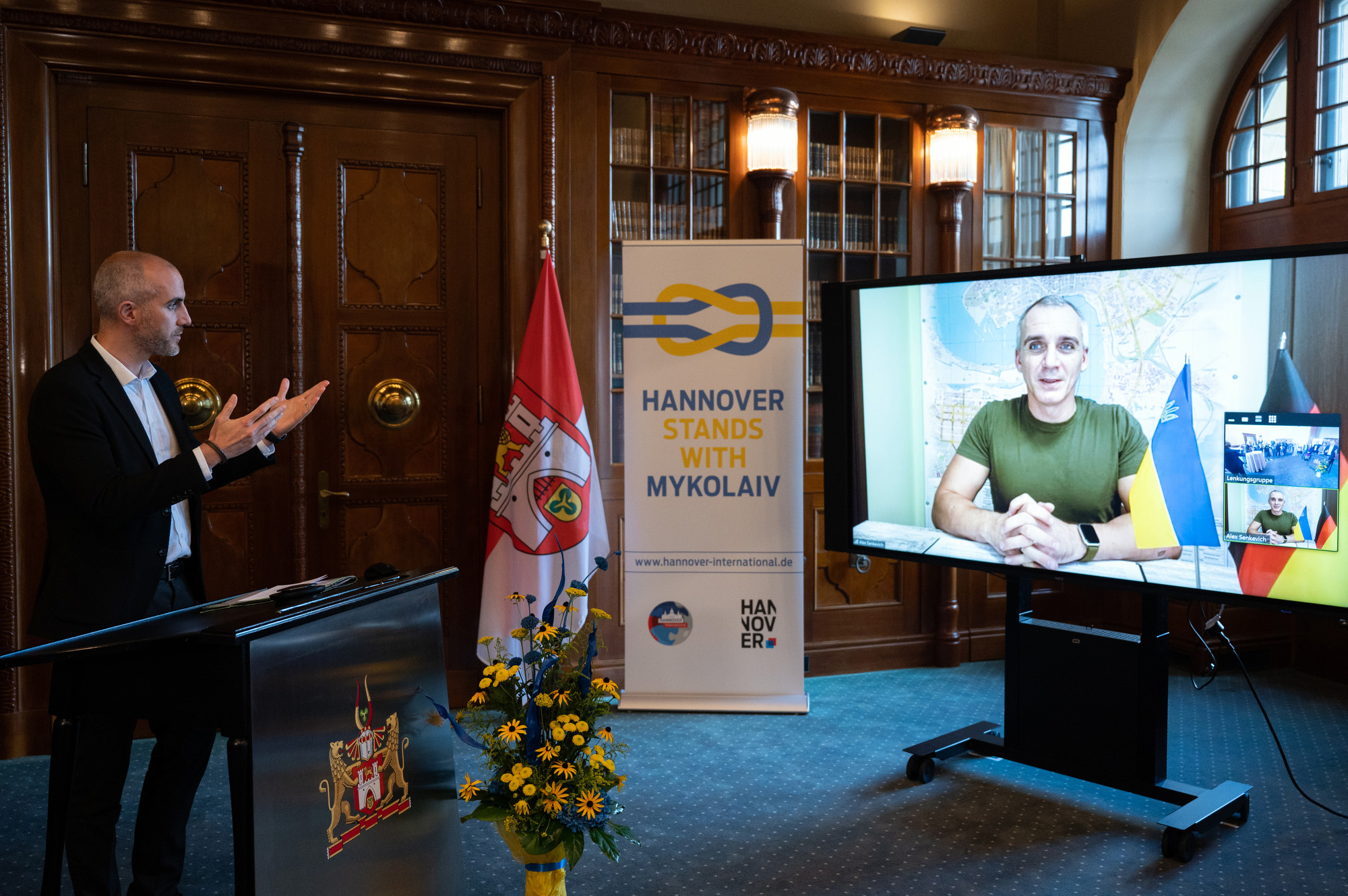Belit Onay, Oberbürgermeister von Hannover, bei einer Videokonferenz mit seinem Amtskollegen aus Mykolaiv, Oleksandr Senkewitsch