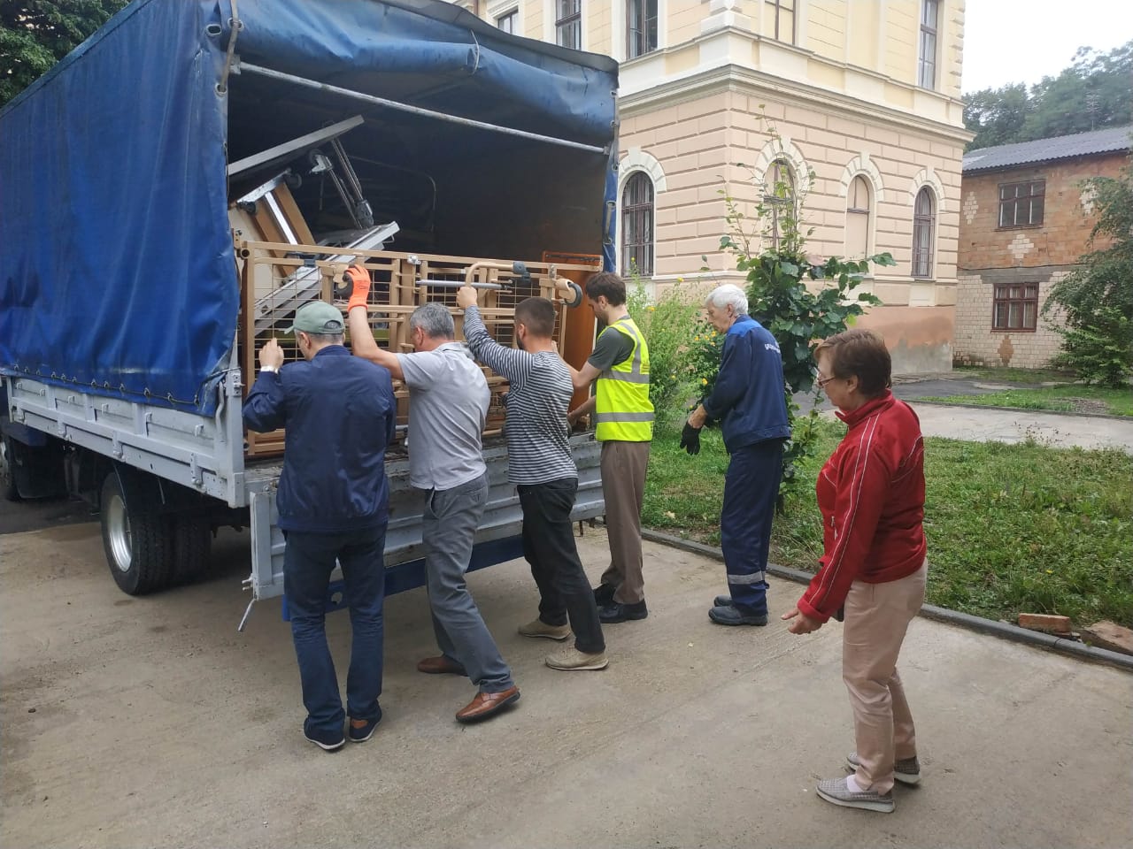 In die Ukraine transportierte Hilfsgüter werden ausgeladen.