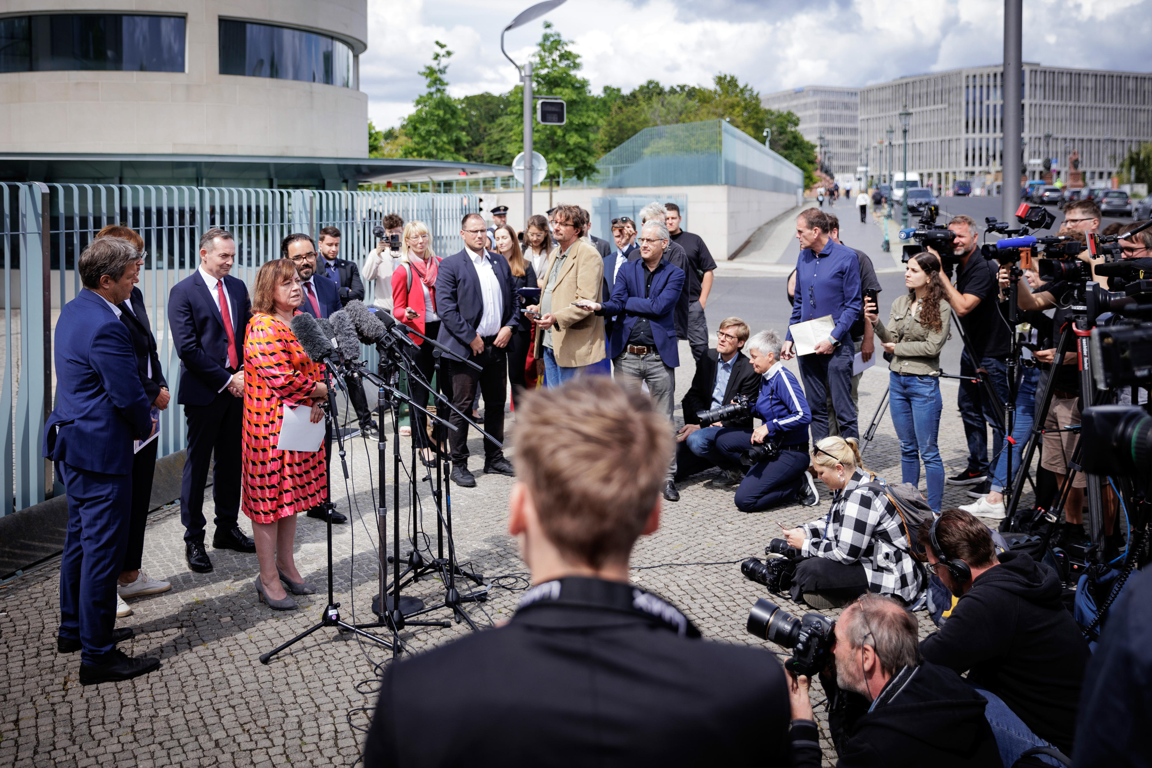 Die Parlamentarische Staatssekretärin im BMZ, Dr. Bärbel Kofler, mit den Vertreterinnen und Vertretern der anderen beteiligten Bundesressorts vor dem Bundeskanzleramt in Berlin, nach dem Kabinettsbeschluss, die nationale Wasserstoffstrategie fortzuschreiben