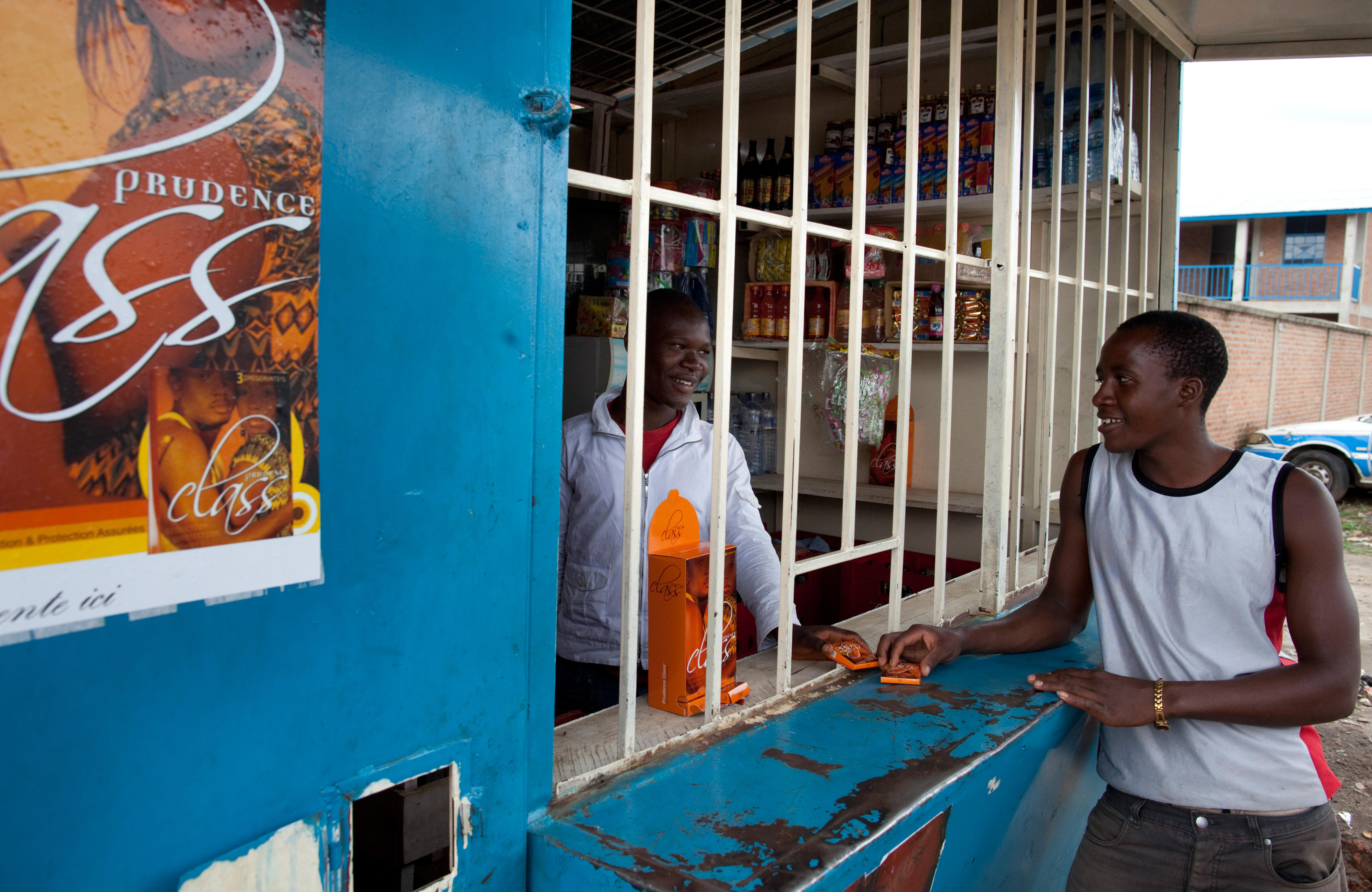 Verkauf von Kondomen an einem Kiosk in Bujumbura, Burundi