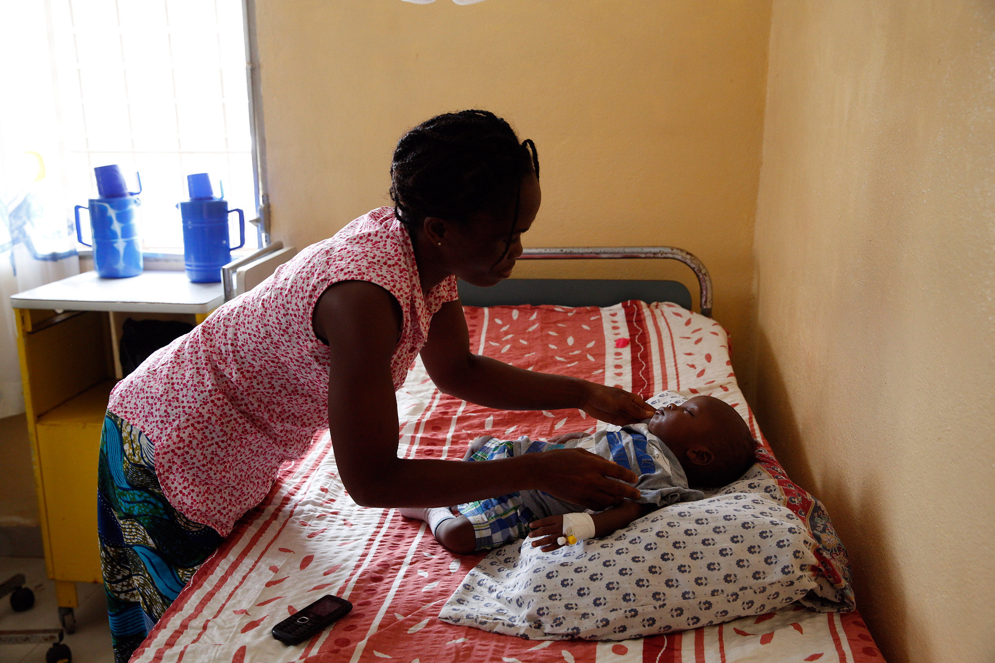 Eine Mutter versorgt ihr an Malaria erkranktes Baby in der Gerlib Klinik, einer kleinen Gesundheitsstation in Monrovia, Liberia.