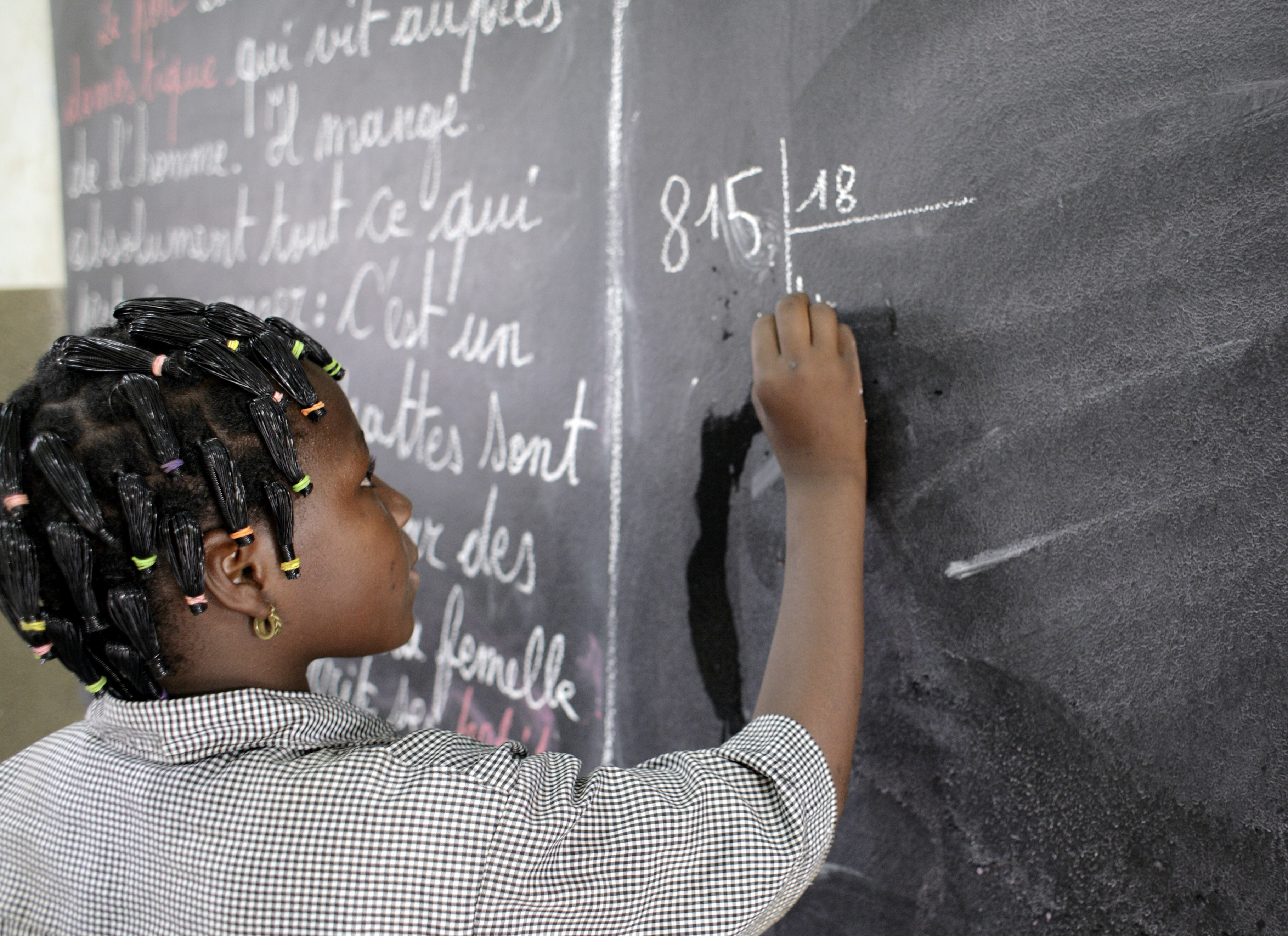 Grundschülerin in einer Schule in Dano, Burkina Faso