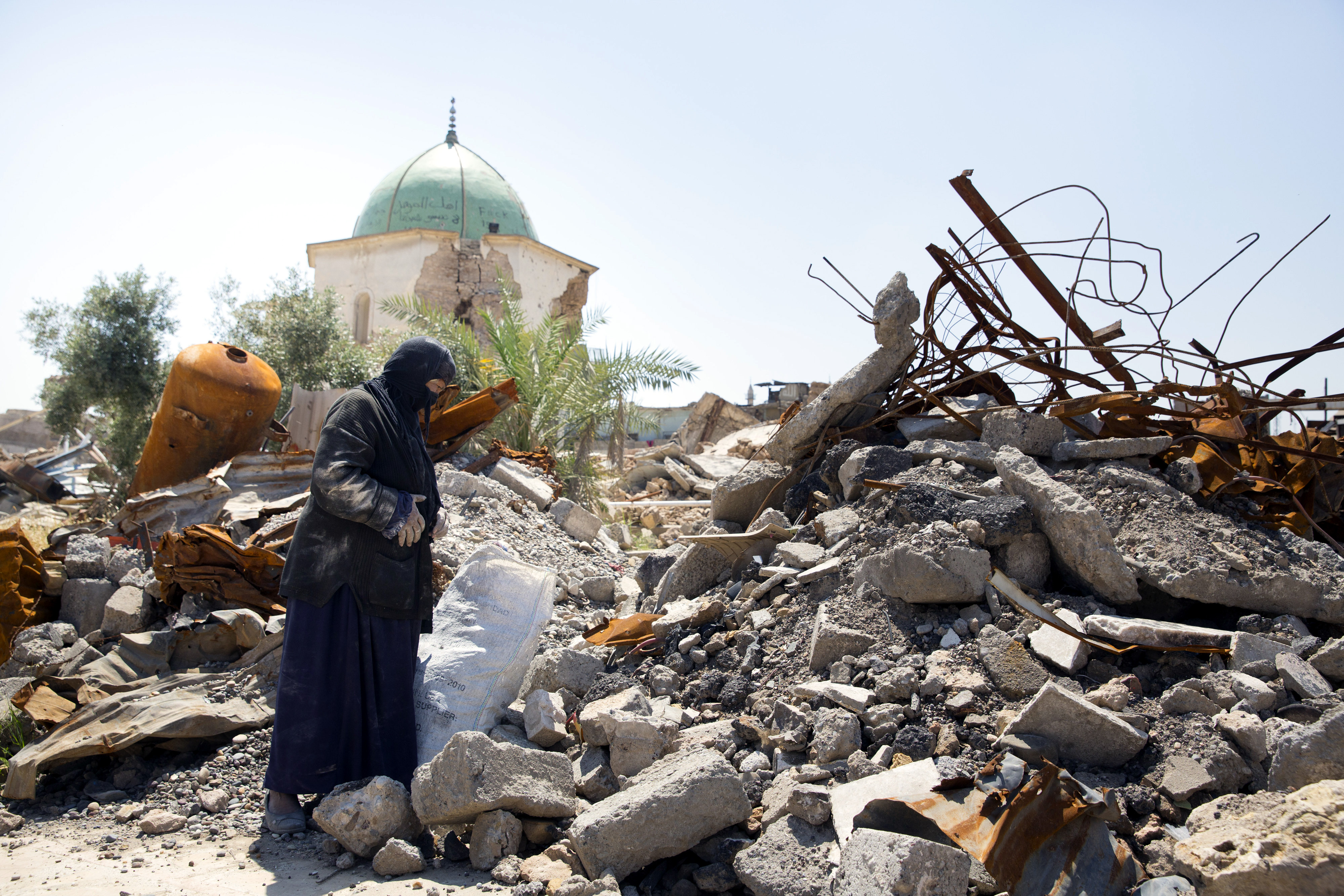 Menschen in der zerstörten Altstadt von Mossul, Irak