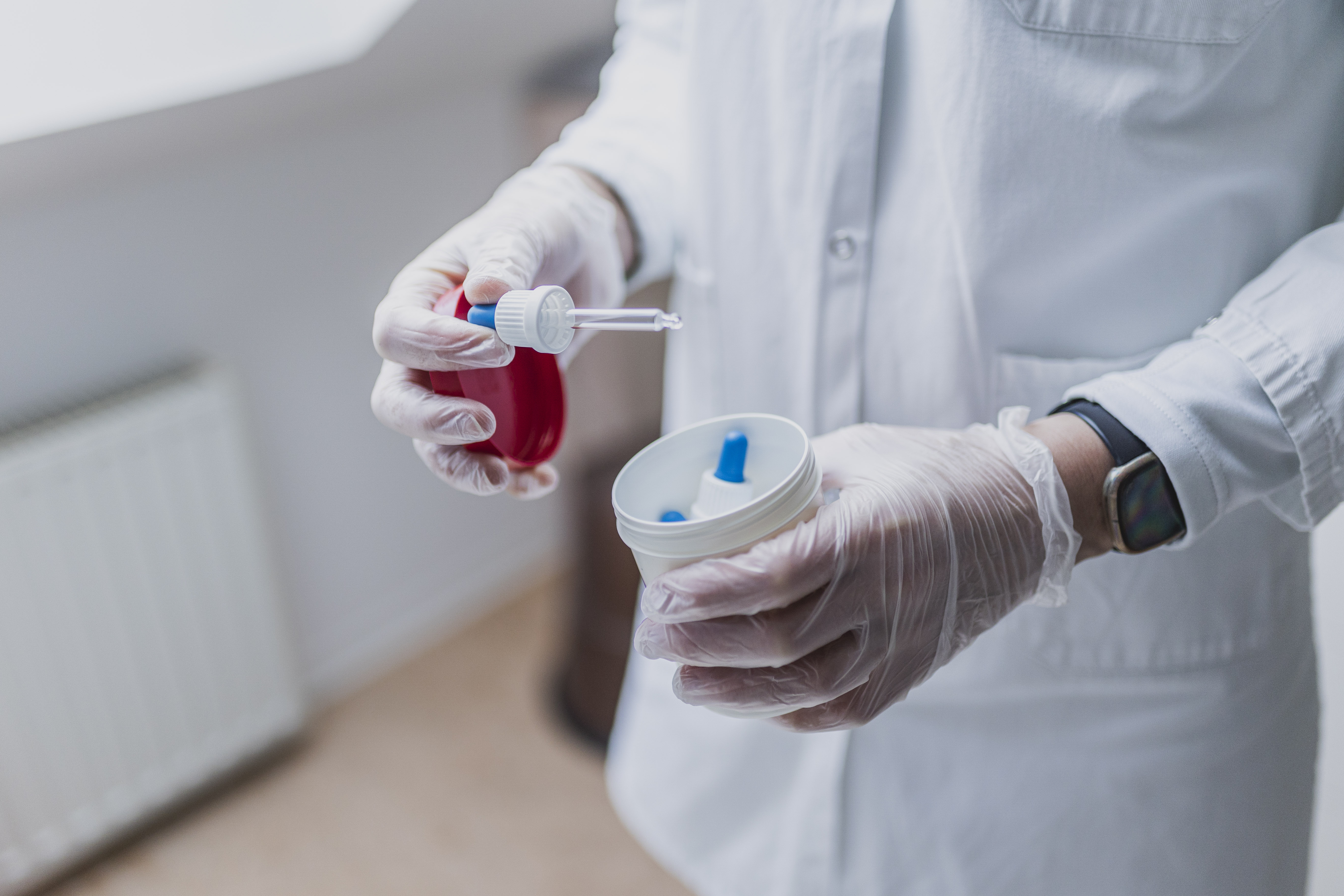 A pharmacy employee uses a dropper pipette (symbolic image)