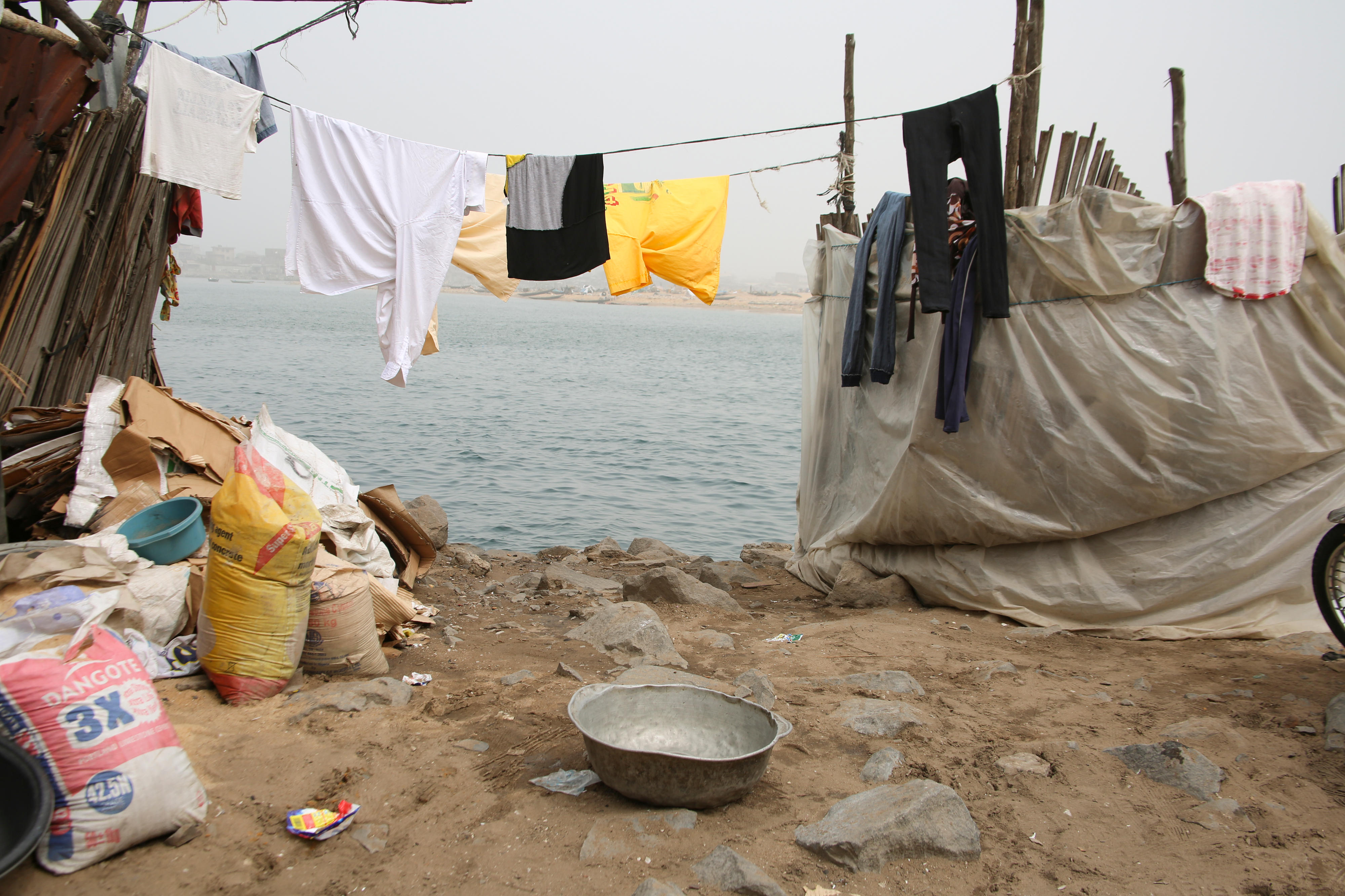 Szene in einer Slumsiedlung in Cotonou