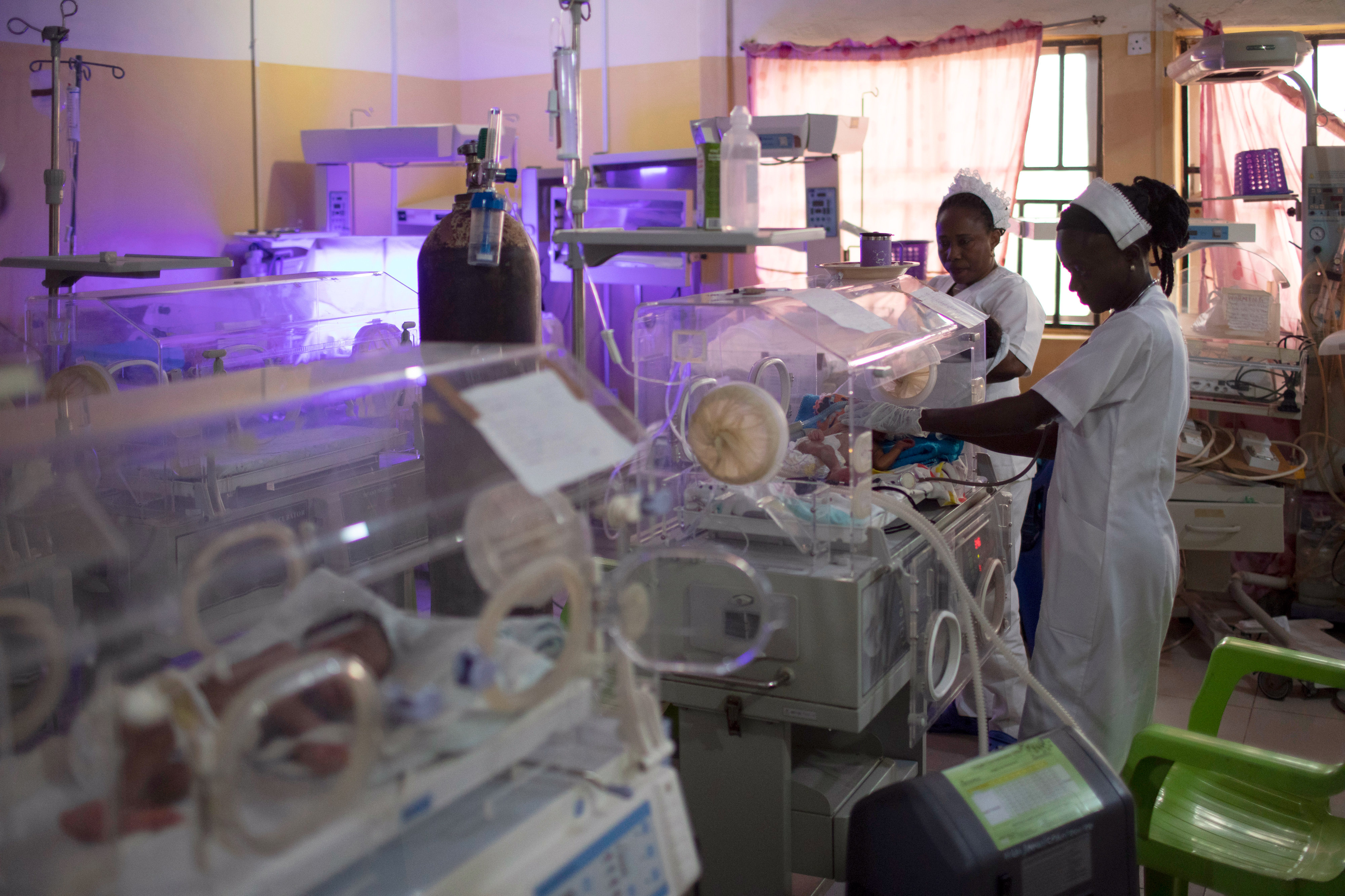 Kinderkrankenschwestern in der Frühchenstation im Nyangya General Hospital, Nigeria 