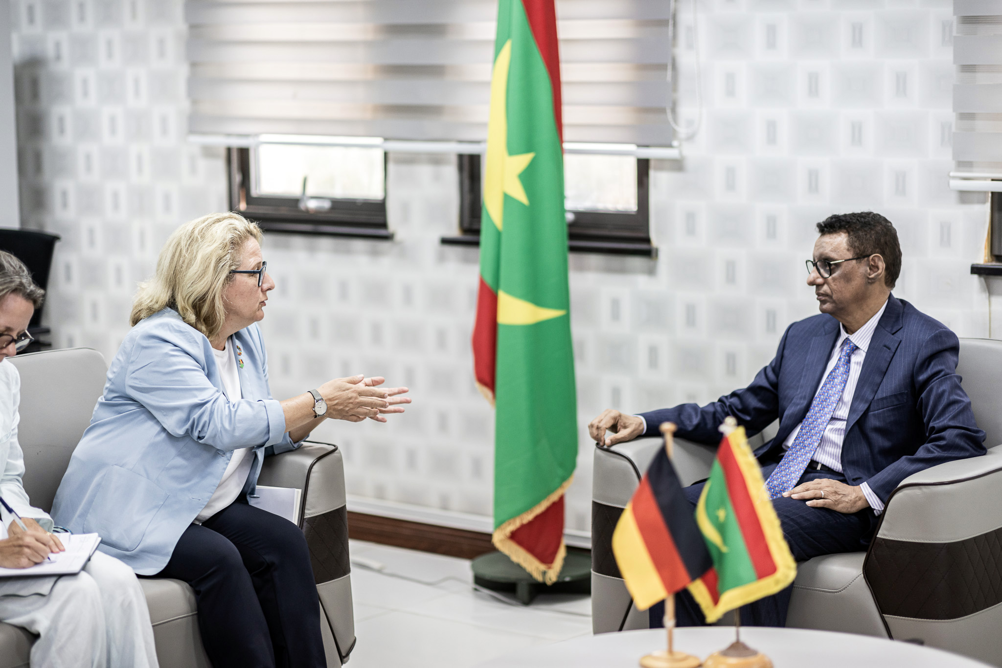 Bundesentwicklungsministerin Svenja Schulze im Gespräch mit dem mauretanischen Wirtschaftsminister Abdessalem Ould Mohamed Saleh in Nouakchott